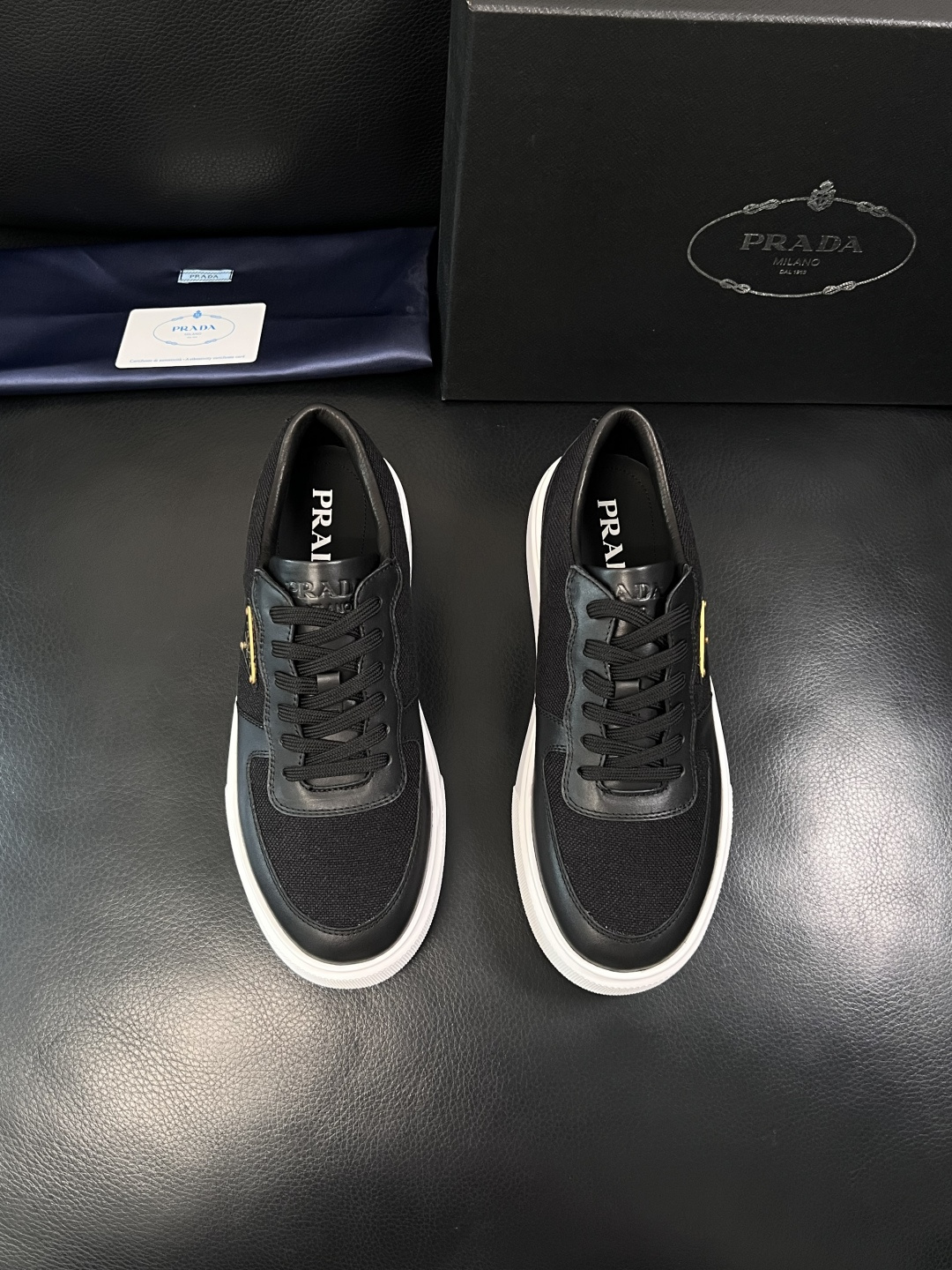 Prada  顶级工艺品，普拉达 专柜同步，原厂配置意大利进口牛皮拼布面料，进口牛皮内里垫，透气舒适，鞋