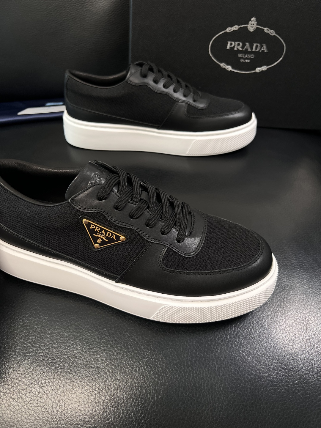 Prada  顶级工艺品，普拉达 专柜同步，原厂配置意大利进口牛皮拼布面料，进口牛皮内里垫，透气舒适，鞋