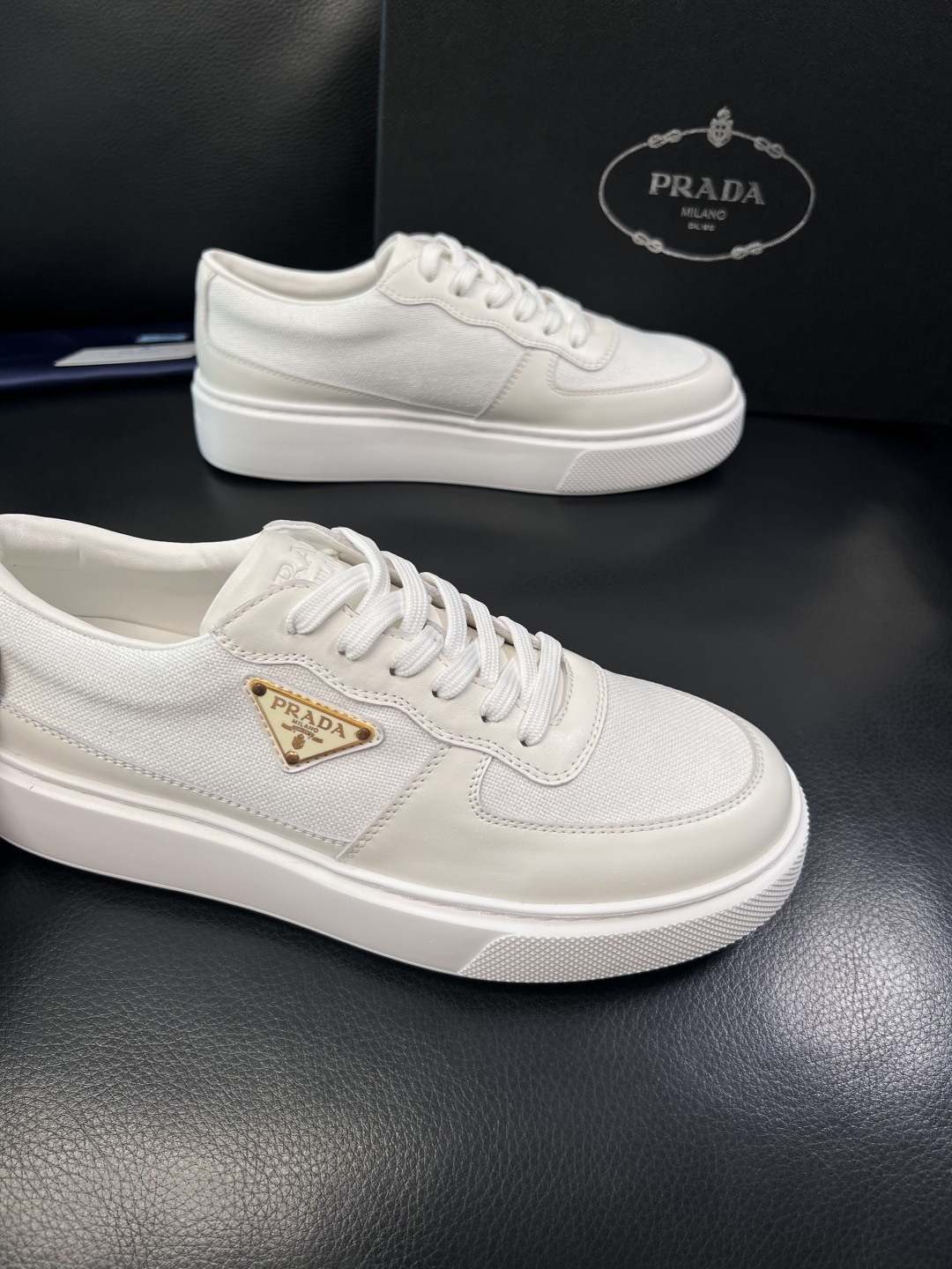 Prada  顶级工艺品，普拉达 专柜同步，原厂配置意大利进口牛皮拼布面料，进口牛皮内里垫，透气舒适，鞋