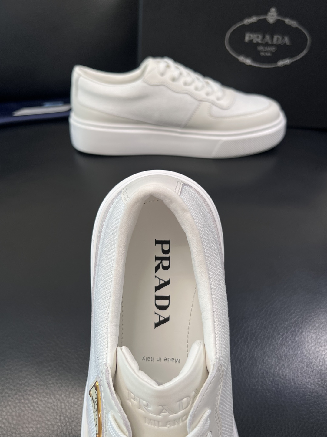 Prada  顶级工艺品，普拉达 专柜同步，原厂配置意大利进口牛皮拼布面料，进口牛皮内里垫，透气舒适，鞋
