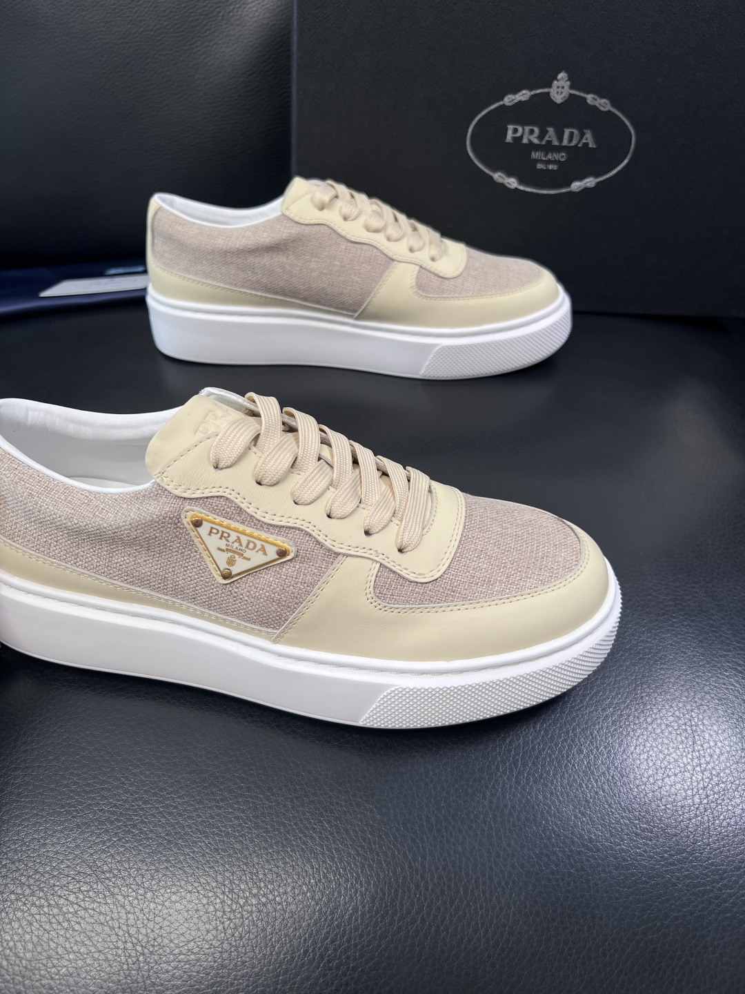 Prada  顶级工艺品，普拉达 专柜同步，原厂配置意大利进口牛皮拼布面料，进口牛皮内里垫，透气舒适，鞋
