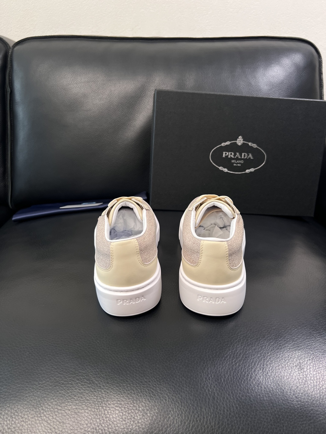 Prada  顶级工艺品，普拉达 专柜同步，原厂配置意大利进口牛皮拼布面料，进口牛皮内里垫，透气舒适，鞋