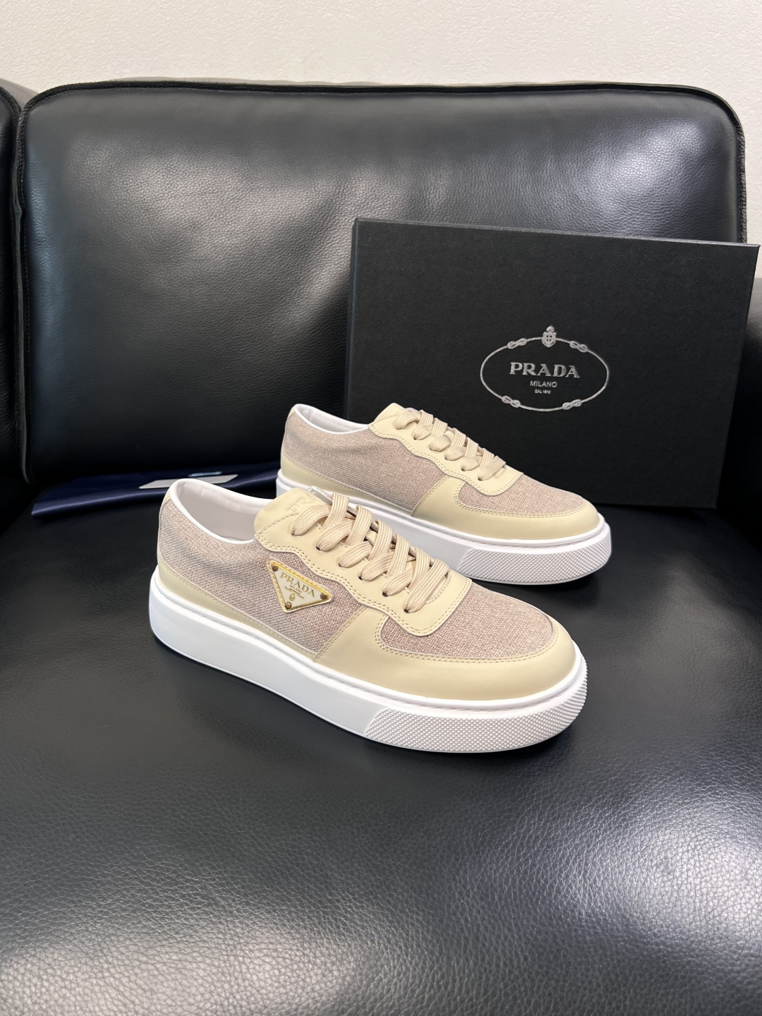 Prada  顶级工艺品，普拉达 专柜同步，原厂配置意大利进口牛皮拼布面料，进口牛皮内里垫，透气舒适，鞋