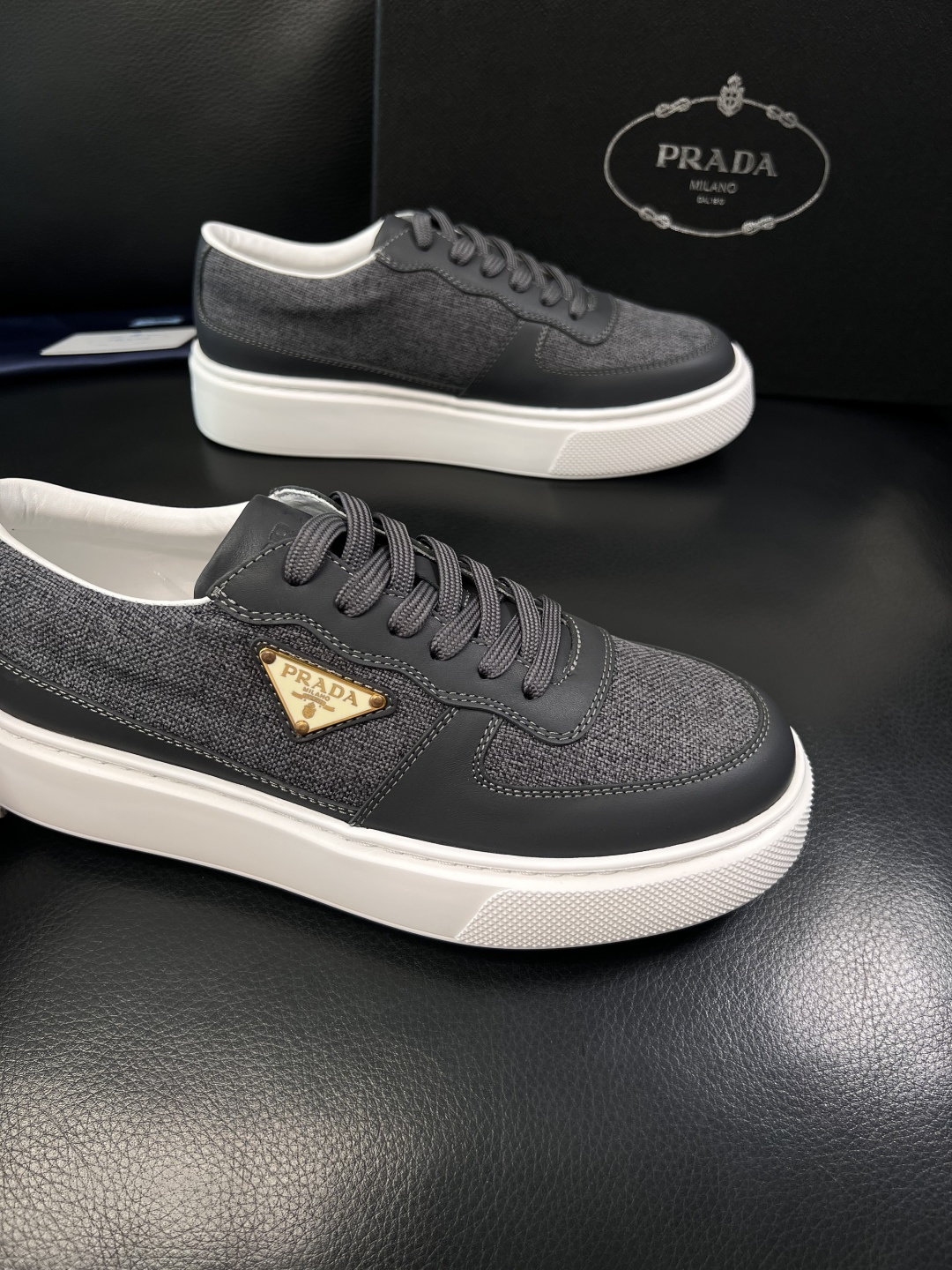 Prada  顶级工艺品，普拉达 专柜同步，原厂配置意大利进口牛皮拼布面料，进口牛皮内里垫，透气舒适，鞋