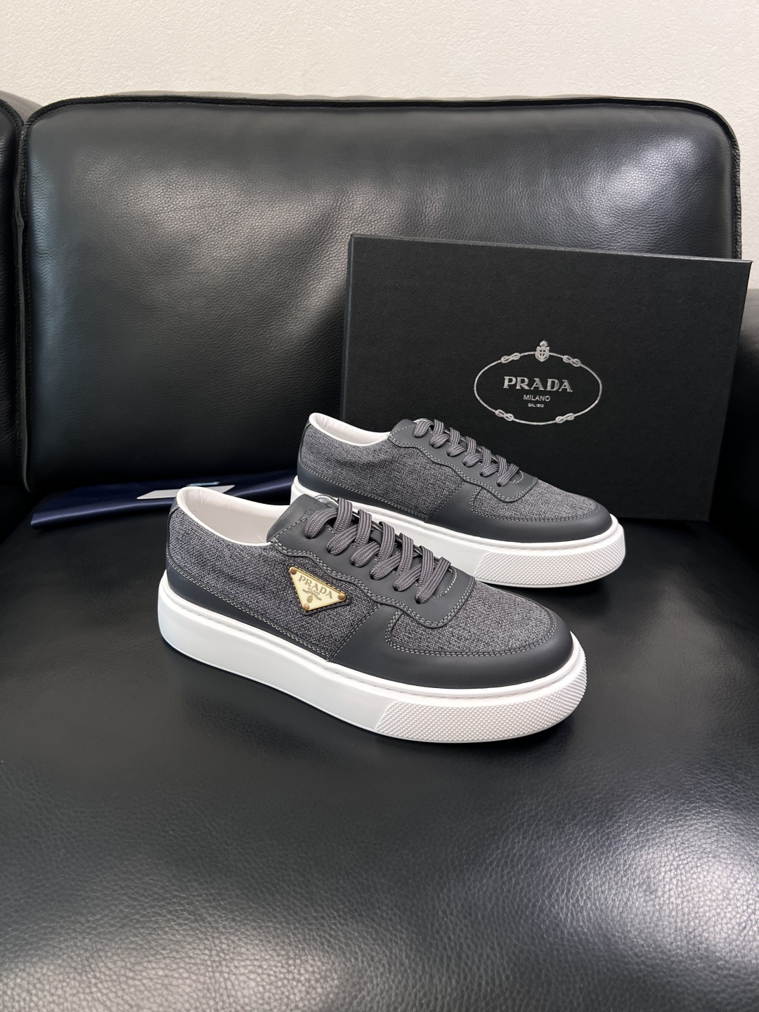 Prada  顶级工艺品，普拉达 专柜同步，原厂配置意大利进口牛皮拼布面料，进口牛皮内里垫，透气舒适，鞋