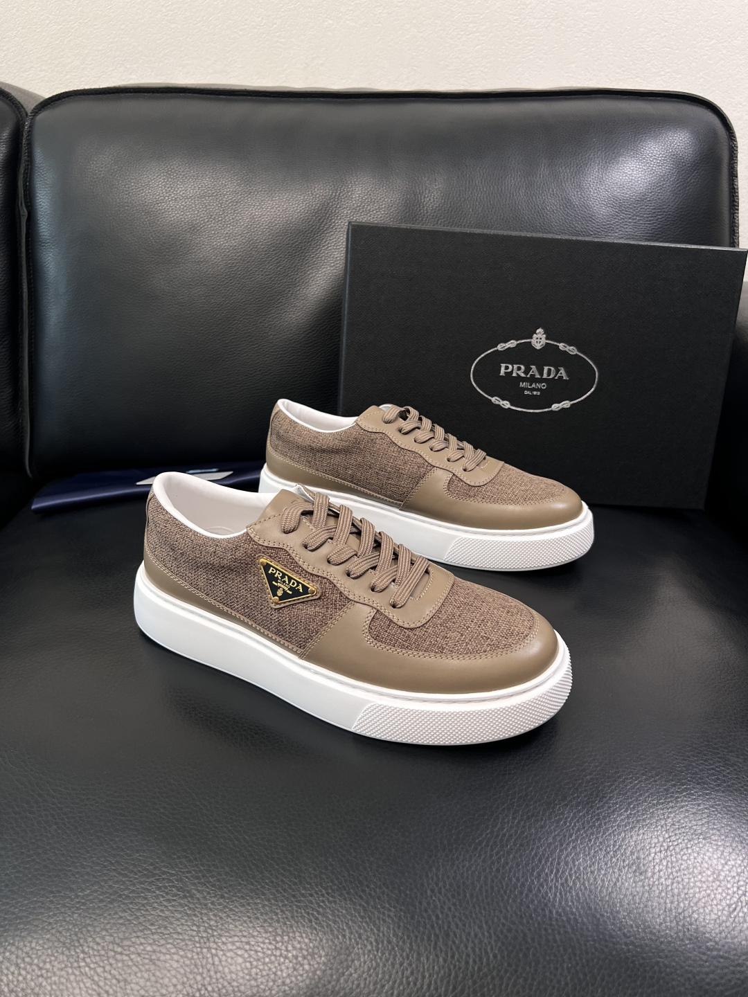 Prada  顶级工艺品，普拉达 专柜同步，原厂配置意大利进口牛皮拼布面料，进口牛皮内里垫，透气舒适，鞋