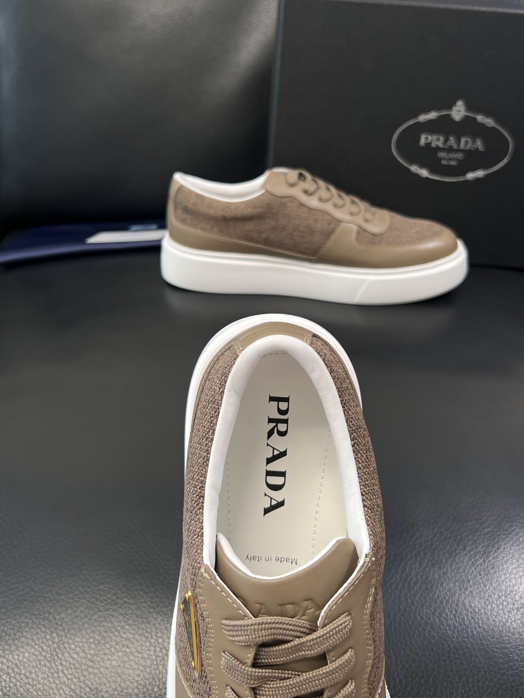 Prada  顶级工艺品，普拉达 专柜同步，原厂配置意大利进口牛皮拼布面料，进口牛皮内里垫，透气舒适，鞋
