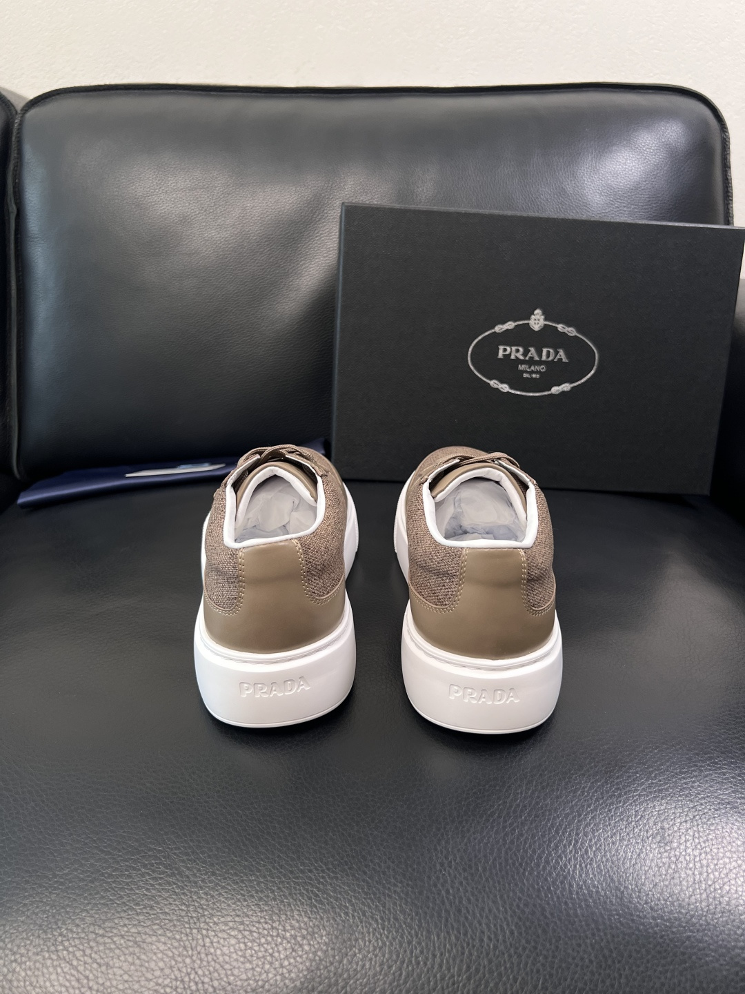 Prada  顶级工艺品，普拉达 专柜同步，原厂配置意大利进口牛皮拼布面料，进口牛皮内里垫，透气舒适，鞋