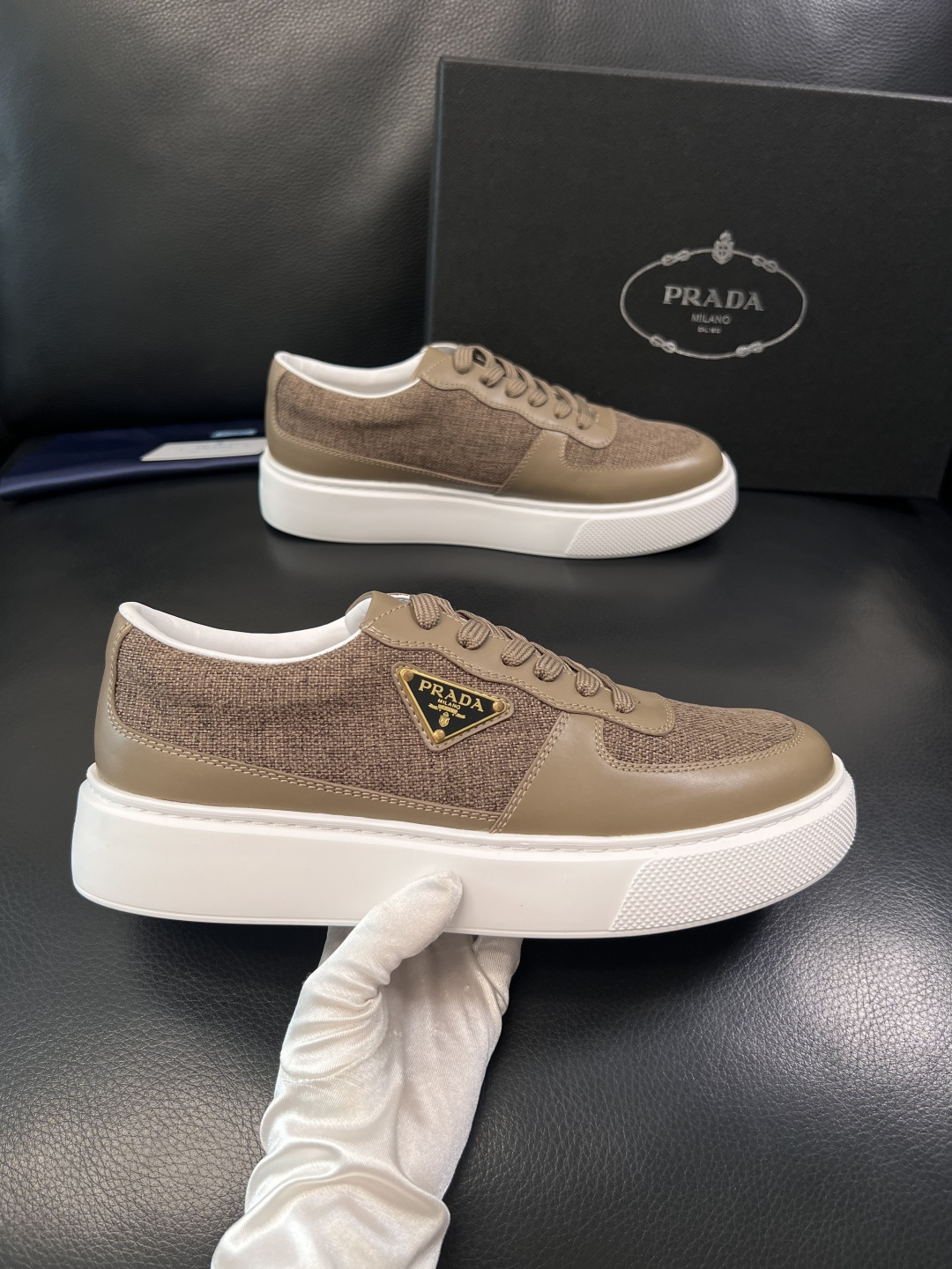Prada  顶级工艺品，普拉达 专柜同步，原厂配置意大利进口牛皮拼布面料，进口牛皮内里垫，透气舒适，鞋