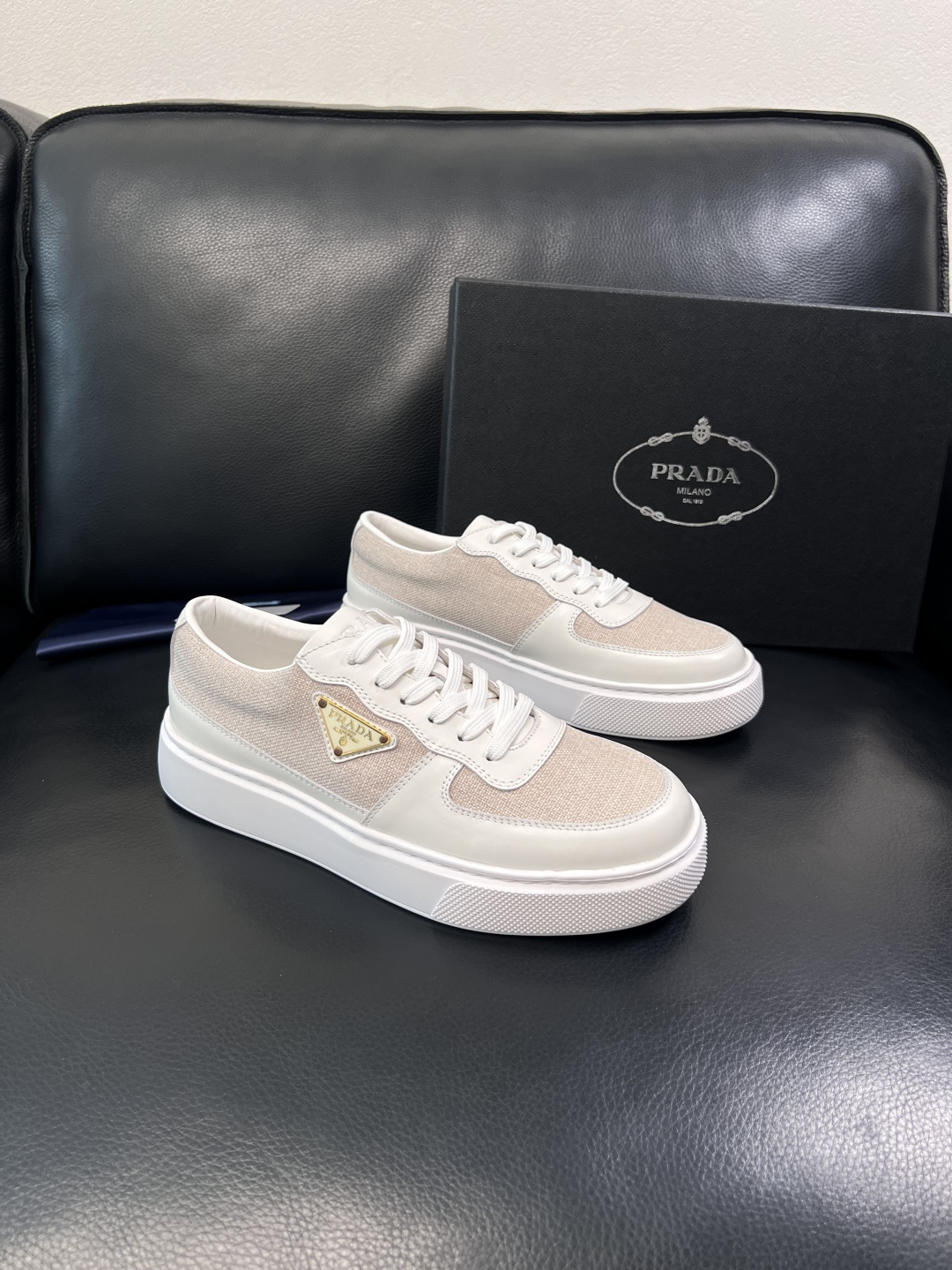 Prada  顶级工艺品，普拉达 专柜同步，原厂配置意大利进口牛皮拼布面料，进口牛皮内里垫，透气舒适，鞋