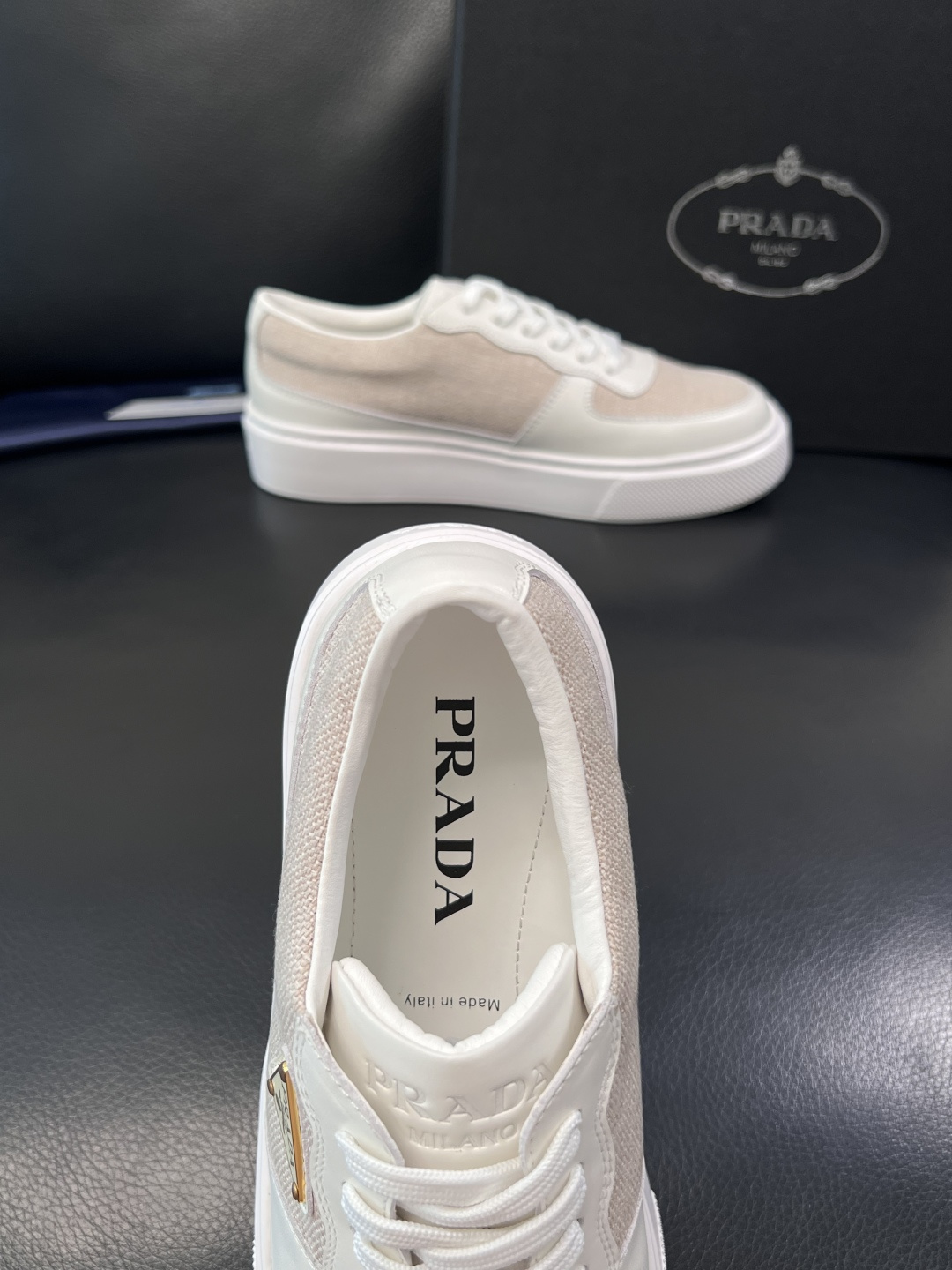 Prada  顶级工艺品，普拉达 专柜同步，原厂配置意大利进口牛皮拼布面料，进口牛皮内里垫，透气舒适，鞋