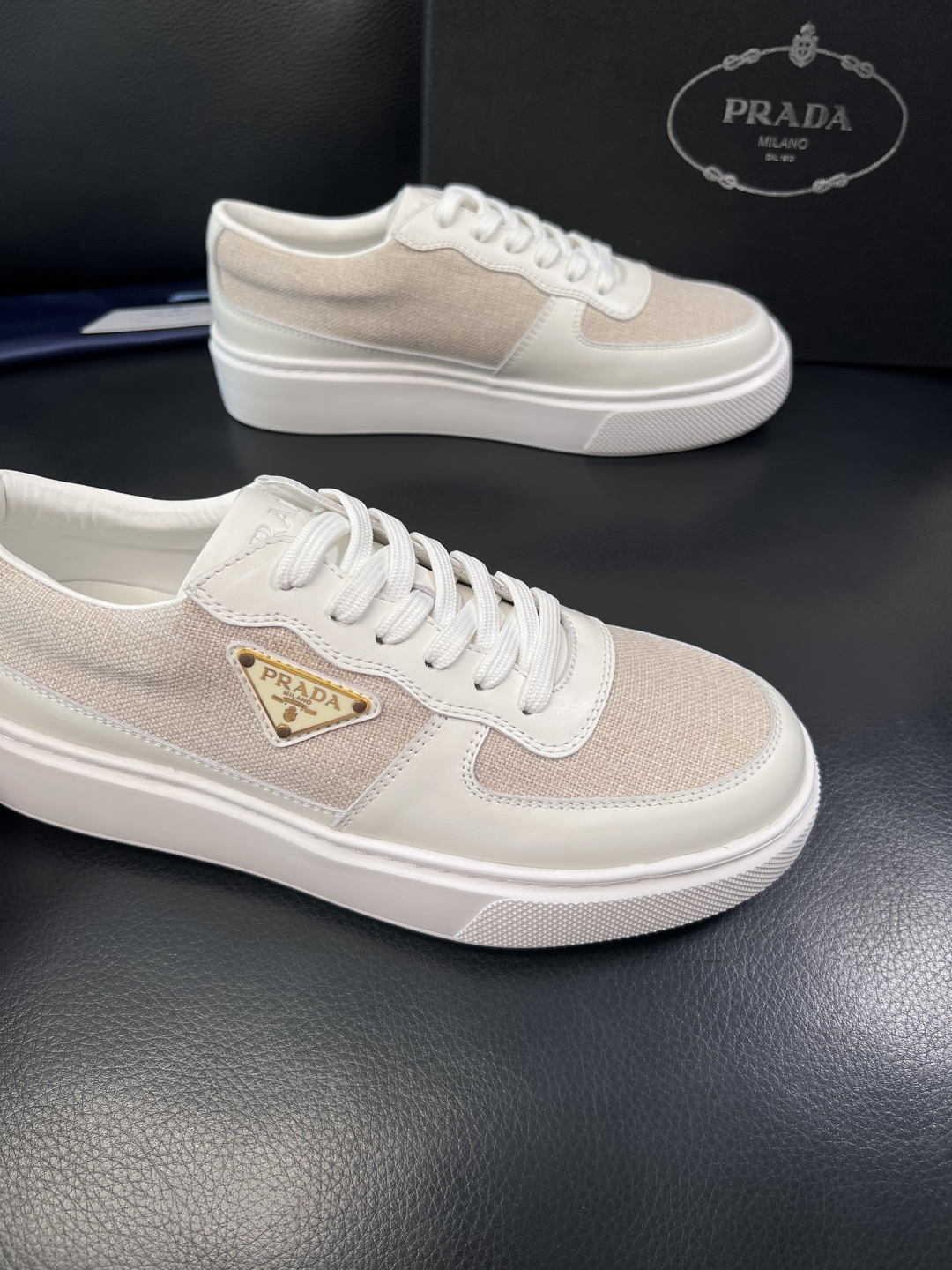 Prada  顶级工艺品，普拉达 专柜同步，原厂配置意大利进口牛皮拼布面料，进口牛皮内里垫，透气舒适，鞋