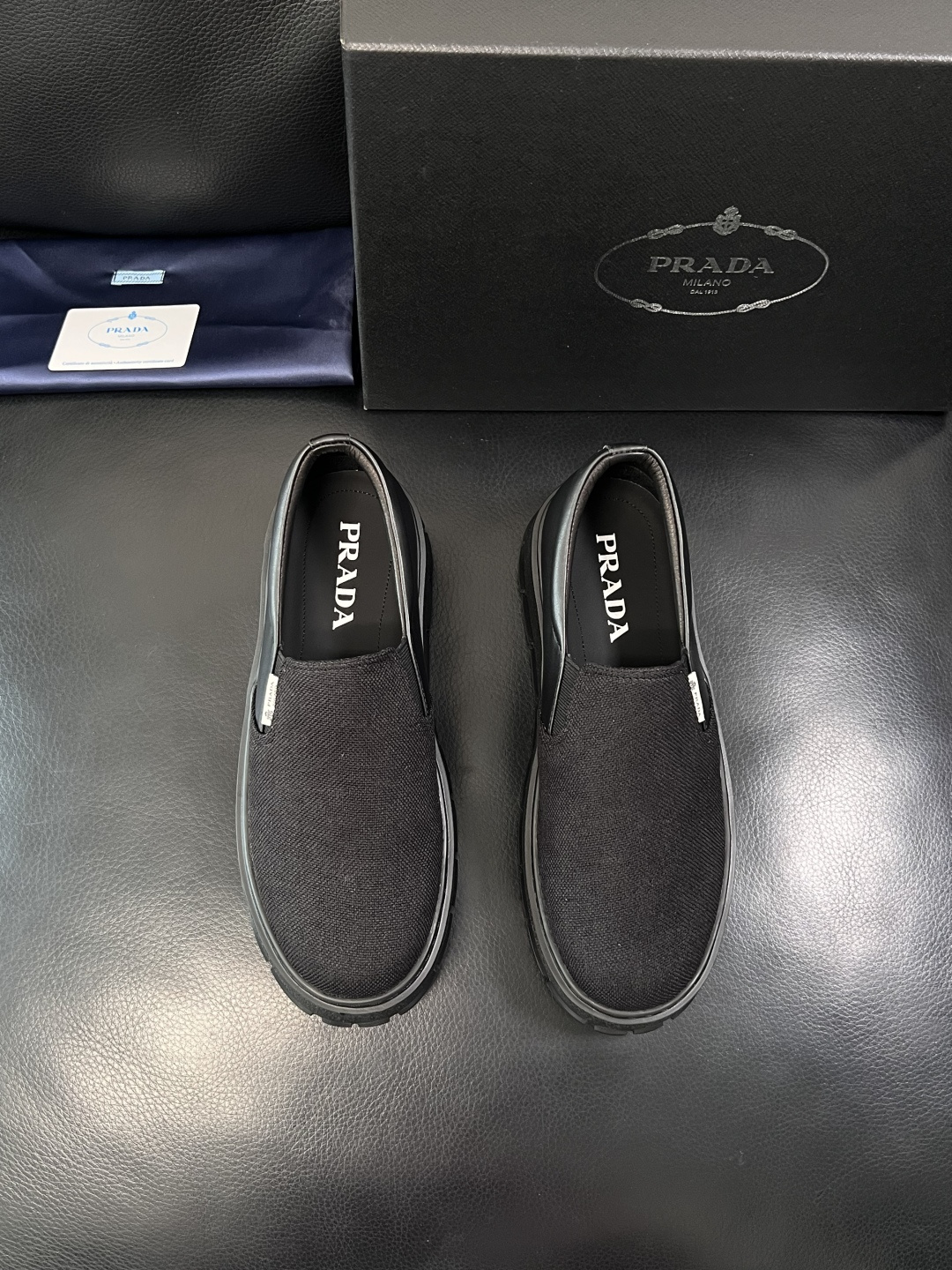 Prada  顶级工艺品，普拉达 专柜同步，原厂配置意大利进口牛皮拼布面料，进口牛皮内里垫，透气舒适，鞋
