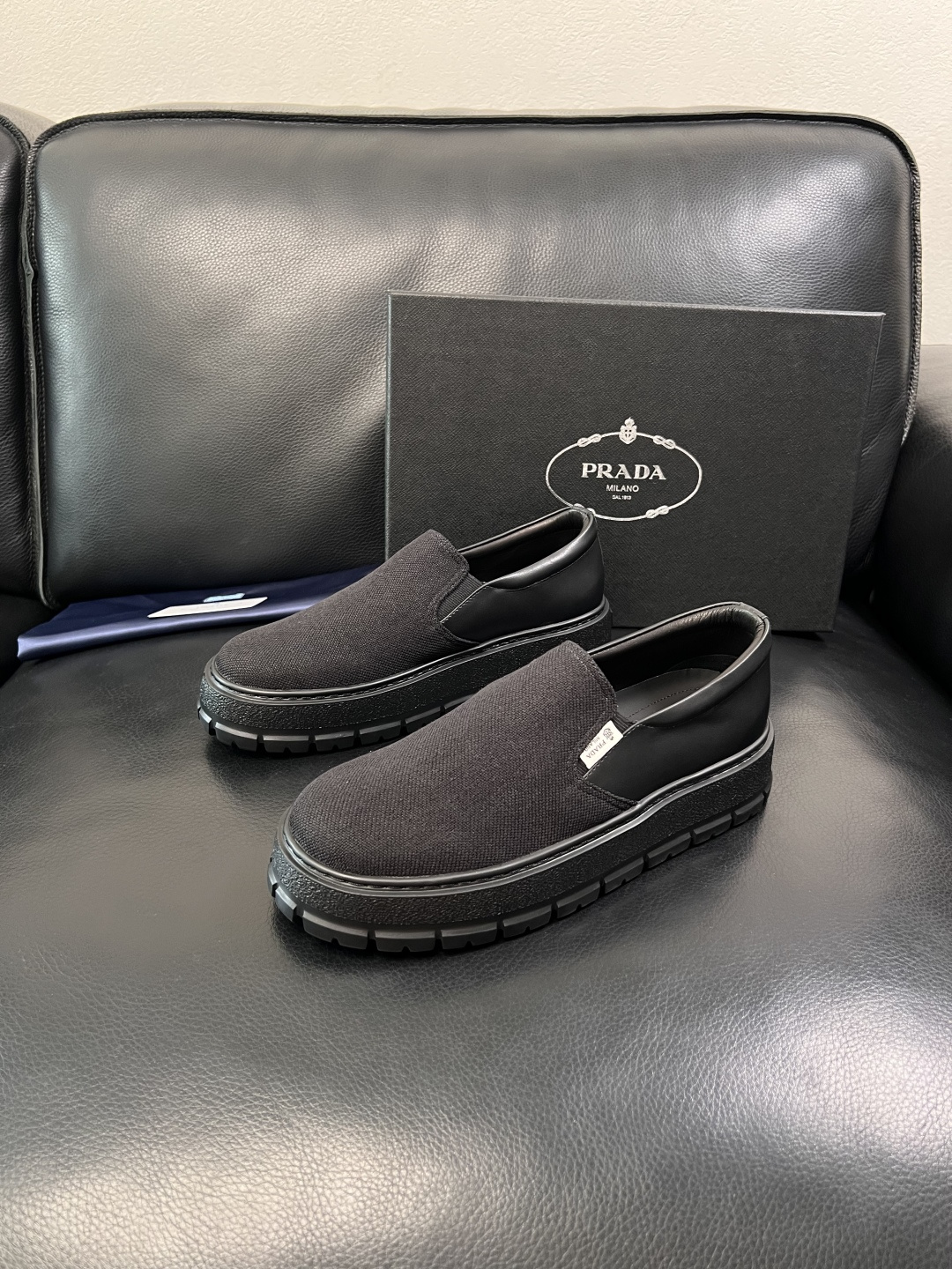 Prada  顶级工艺品，普拉达 专柜同步，原厂配置意大利进口牛皮拼布面料，进口牛皮内里垫，透气舒适，鞋