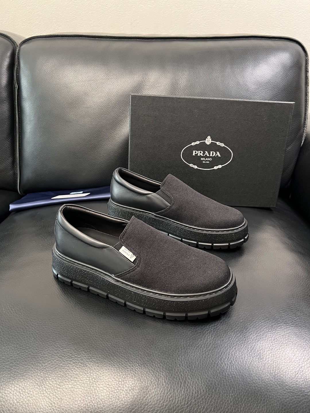 Prada  顶级工艺品，普拉达 专柜同步，原厂配置意大利进口牛皮拼布面料，进口牛皮内里垫，透气舒适，鞋