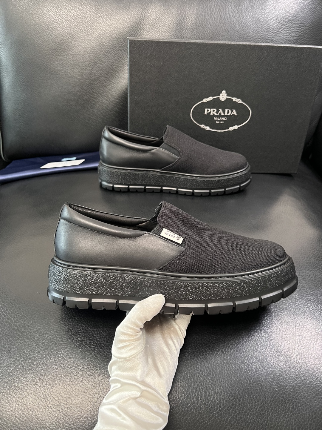 Prada  顶级工艺品，普拉达 专柜同步，原厂配置意大利进口牛皮拼布面料，进口牛皮内里垫，透气舒适，鞋