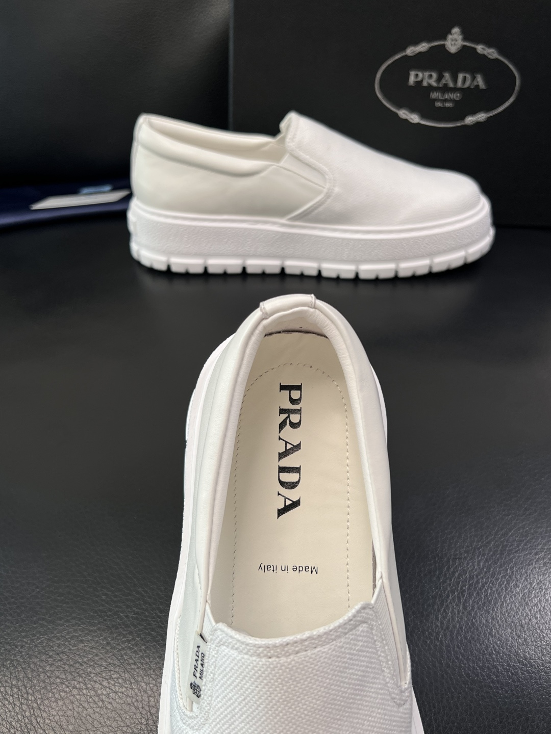 Prada  顶级工艺品，普拉达 专柜同步，原厂配置意大利进口牛皮拼布面料，进口牛皮内里垫，透气舒适，鞋