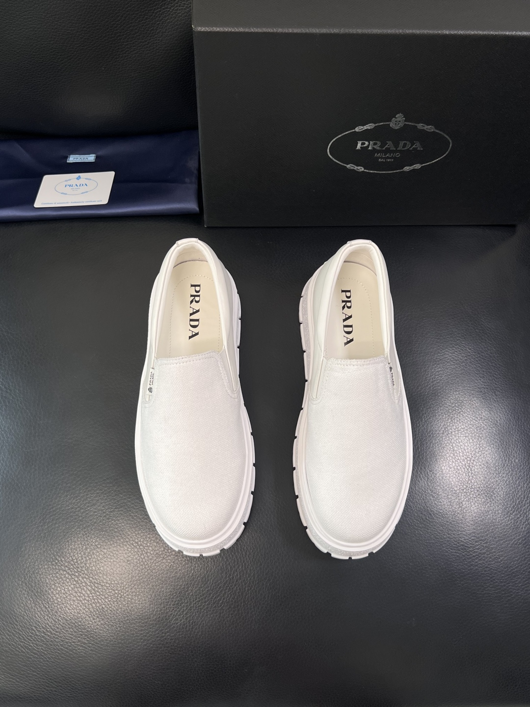 Prada  顶级工艺品，普拉达 专柜同步，原厂配置意大利进口牛皮拼布面料，进口牛皮内里垫，透气舒适，鞋