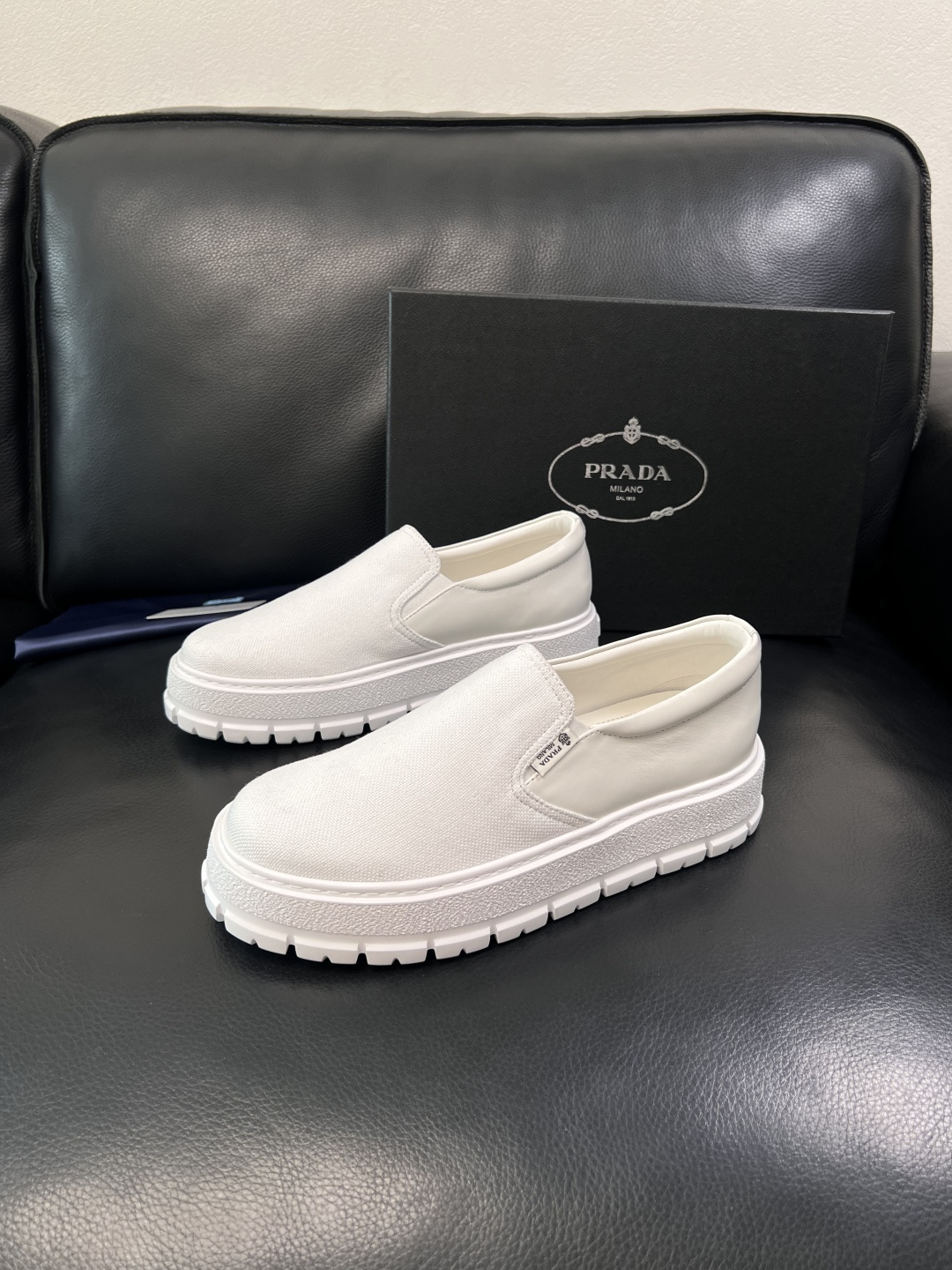 Prada  顶级工艺品，普拉达 专柜同步，原厂配置意大利进口牛皮拼布面料，进口牛皮内里垫，透气舒适，鞋