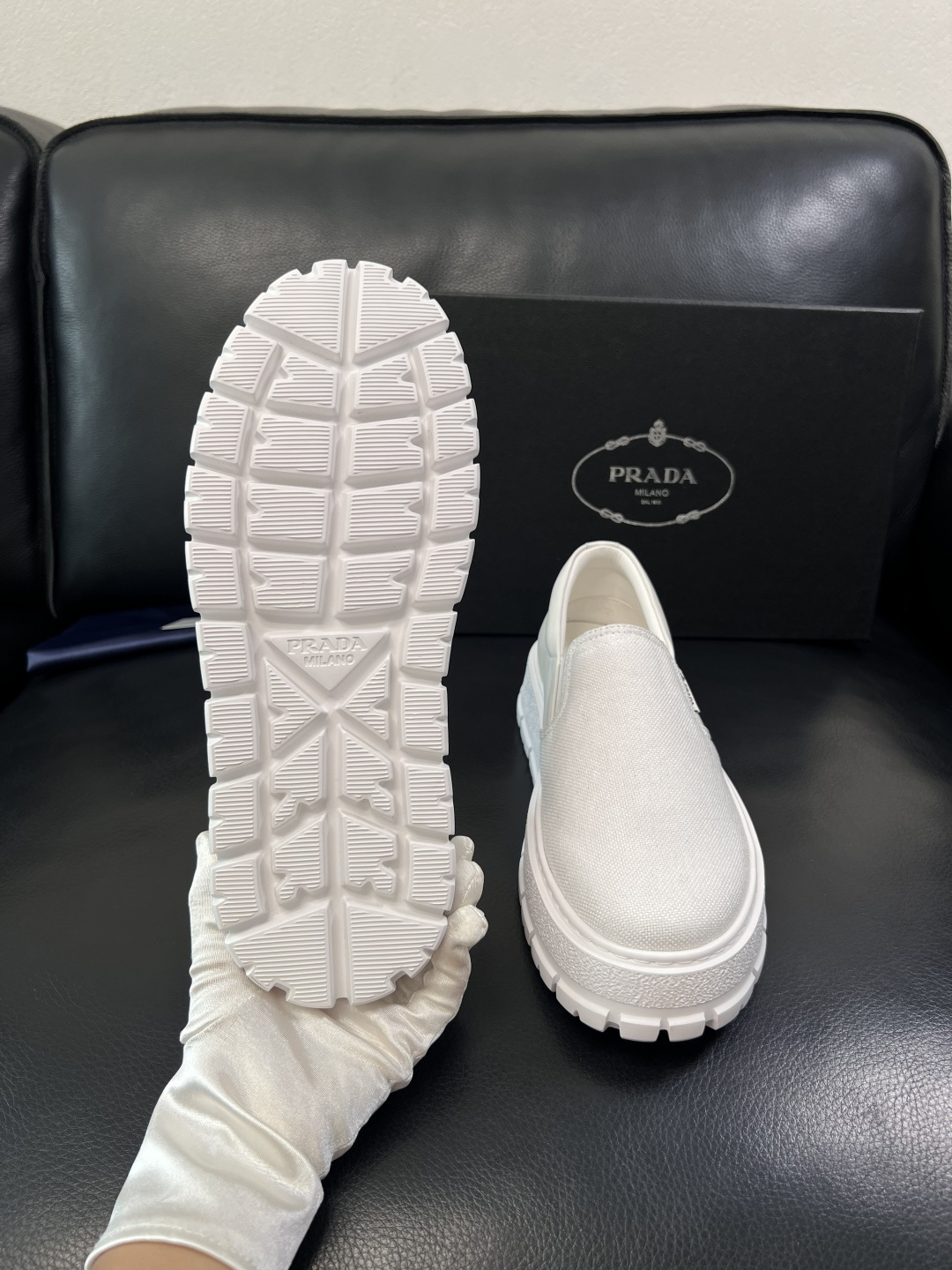 Prada  顶级工艺品，普拉达 专柜同步，原厂配置意大利进口牛皮拼布面料，进口牛皮内里垫，透气舒适，鞋