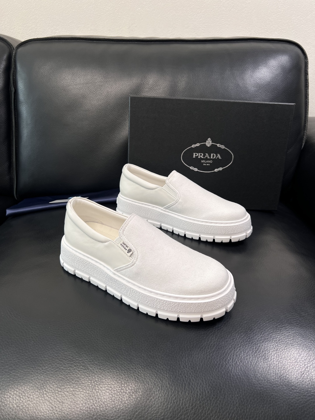 Prada  顶级工艺品，普拉达 专柜同步，原厂配置意大利进口牛皮拼布面料，进口牛皮内里垫，透气舒适，鞋