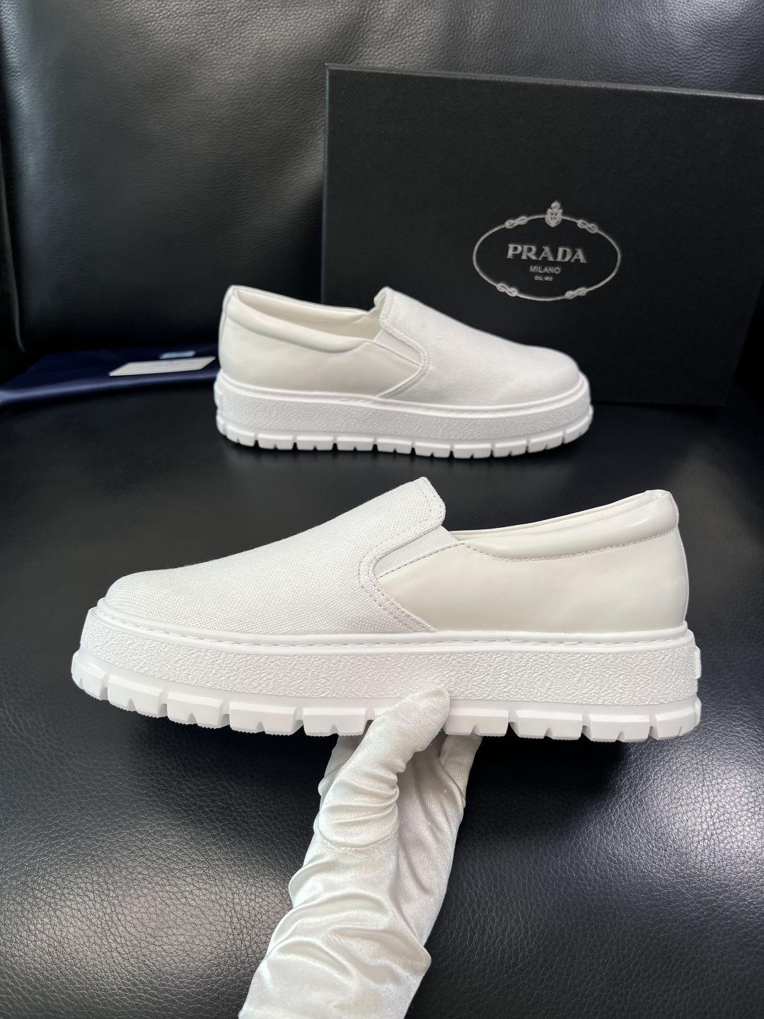 Prada  顶级工艺品，普拉达 专柜同步，原厂配置意大利进口牛皮拼布面料，进口牛皮内里垫，透气舒适，鞋