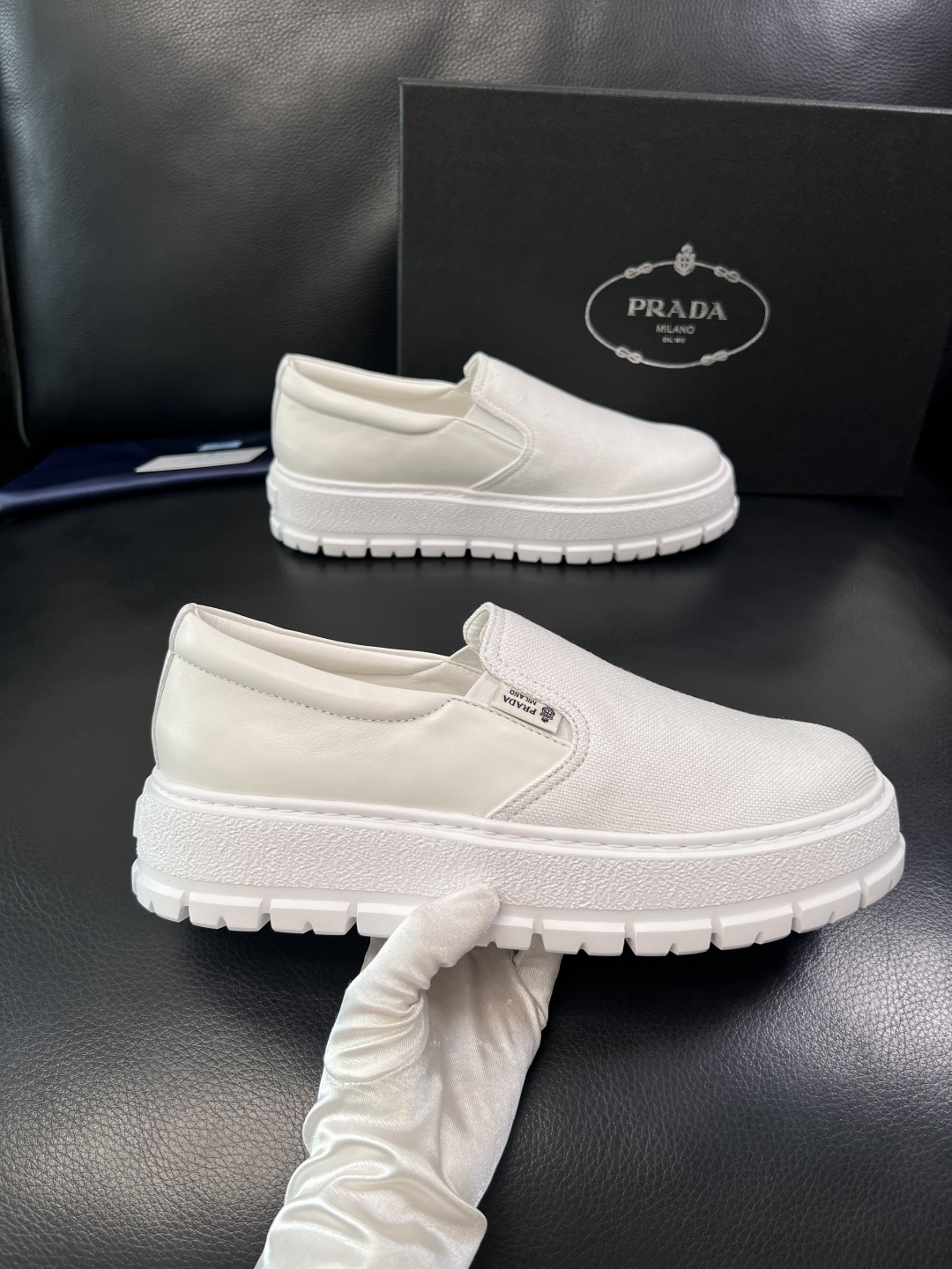Prada  顶级工艺品，普拉达 专柜同步，原厂配置意大利进口牛皮拼布面料，进口牛皮内里垫，透气舒适，鞋