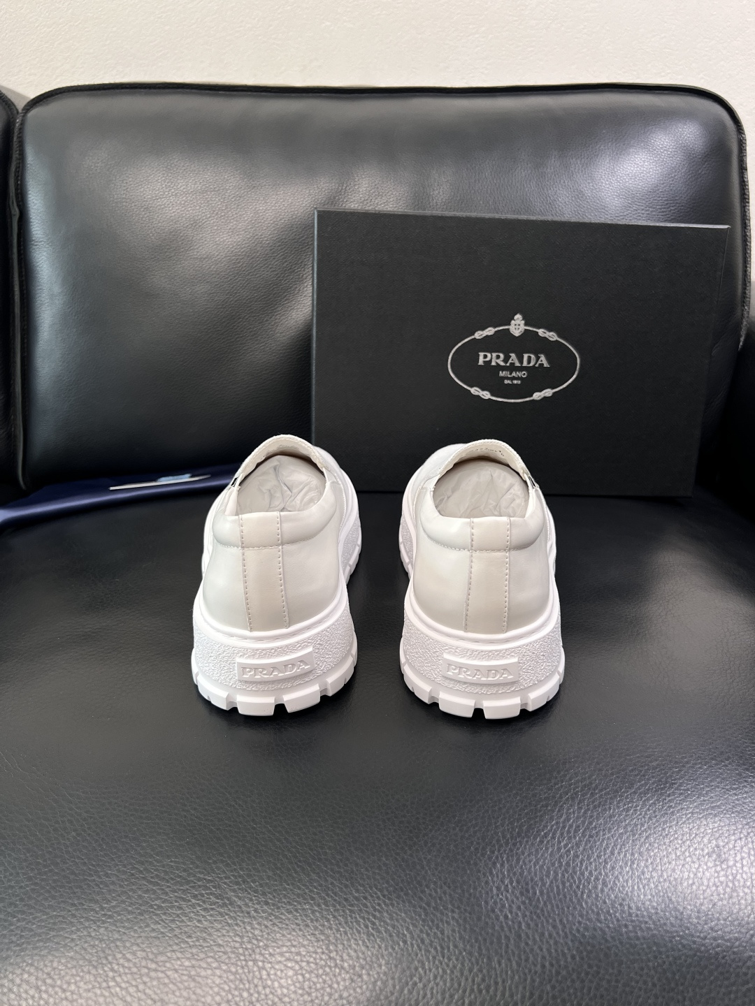 Prada  顶级工艺品，普拉达 专柜同步，原厂配置意大利进口牛皮拼布面料，进口牛皮内里垫，透气舒适，鞋