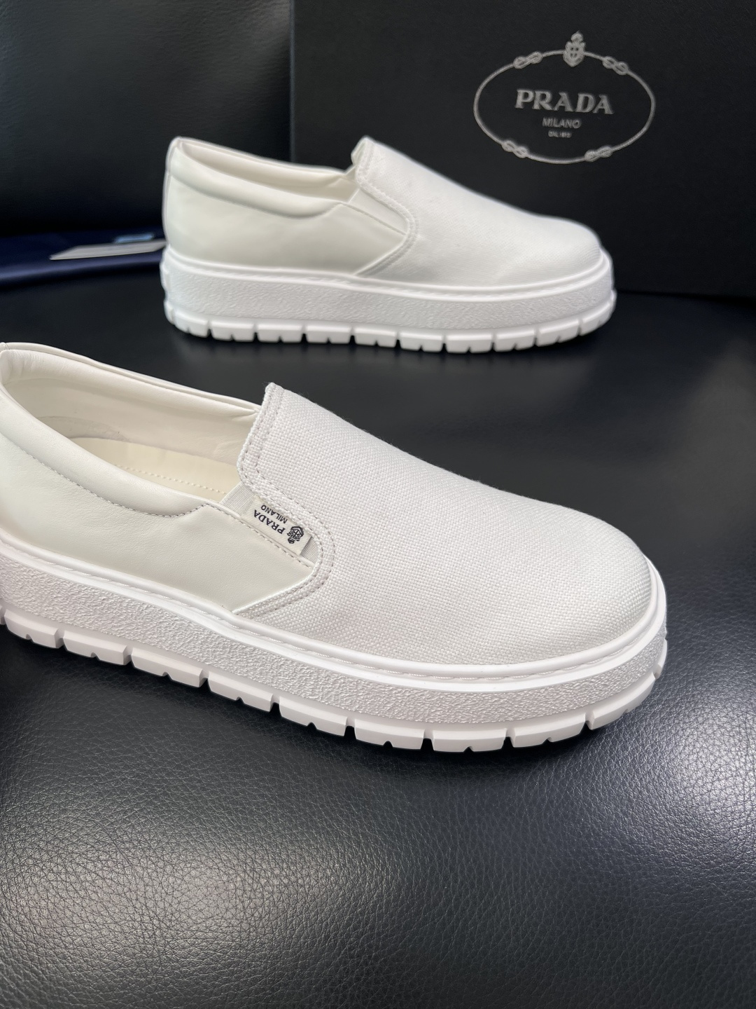 Prada  顶级工艺品，普拉达 专柜同步，原厂配置意大利进口牛皮拼布面料，进口牛皮内里垫，透气舒适，鞋