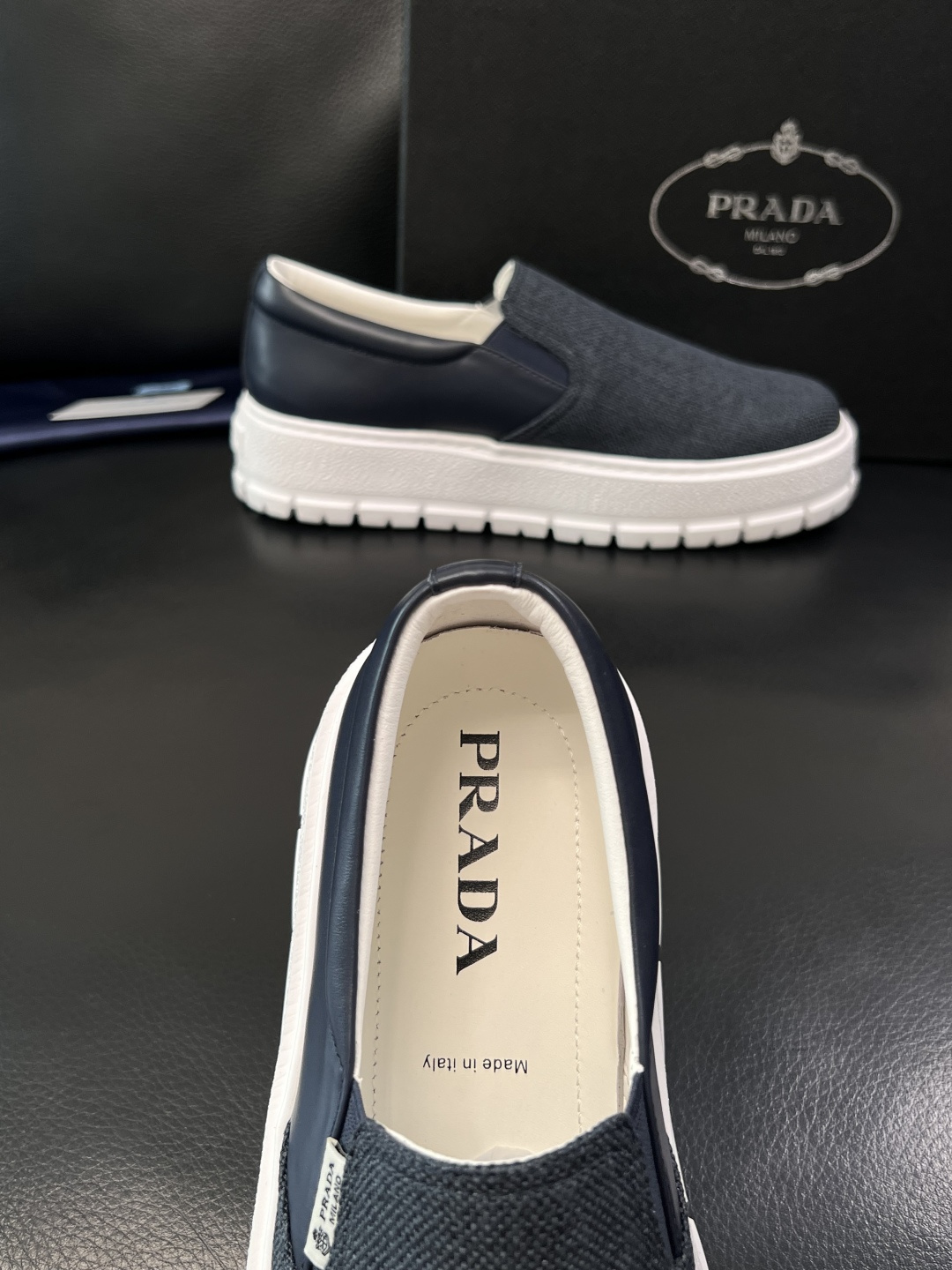 Prada  顶级工艺品，普拉达 专柜同步，原厂配置意大利进口牛皮拼布面料，进口牛皮内里垫，透气舒适，鞋