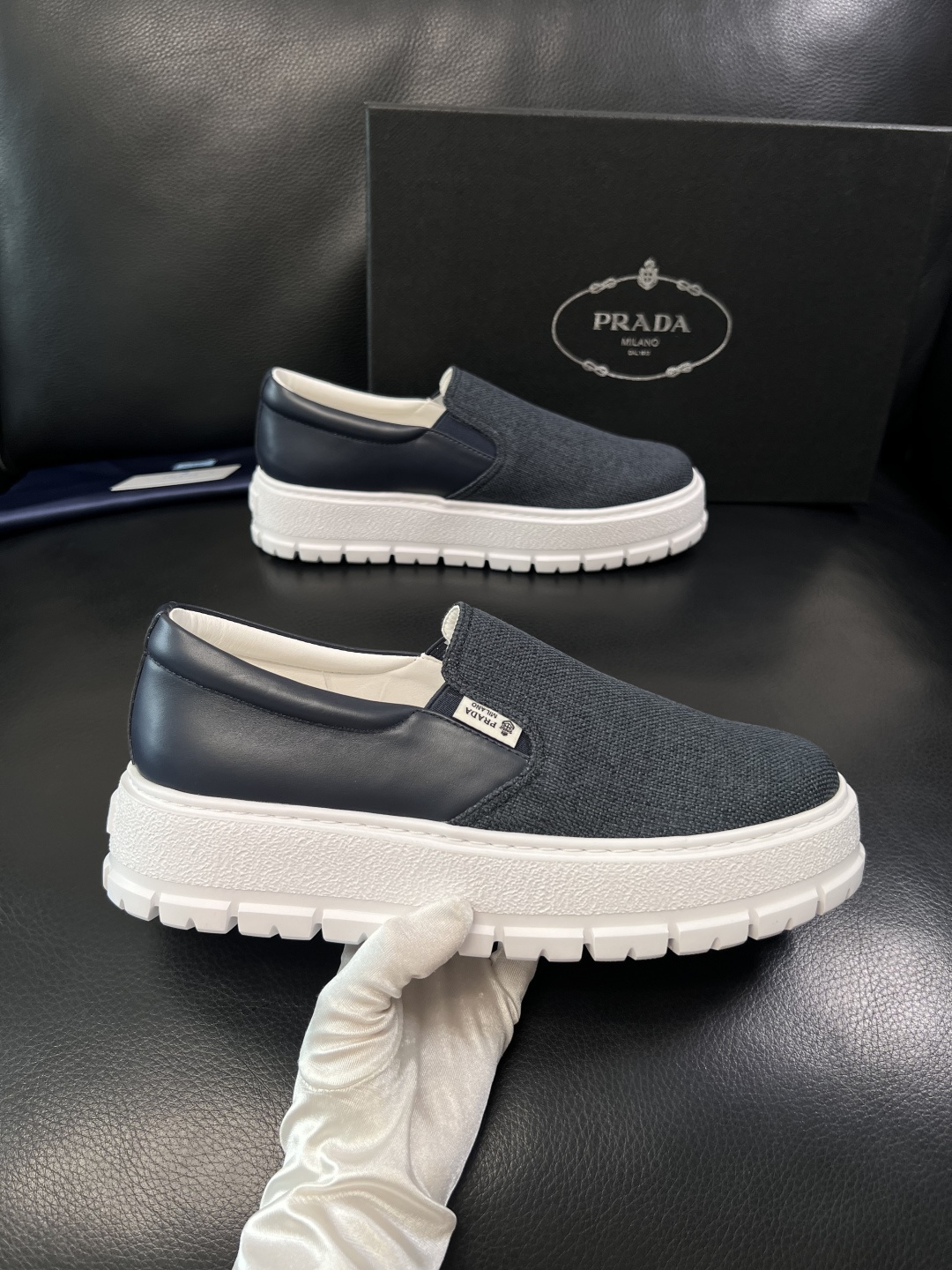 Prada  顶级工艺品，普拉达 专柜同步，原厂配置意大利进口牛皮拼布面料，进口牛皮内里垫，透气舒适，鞋