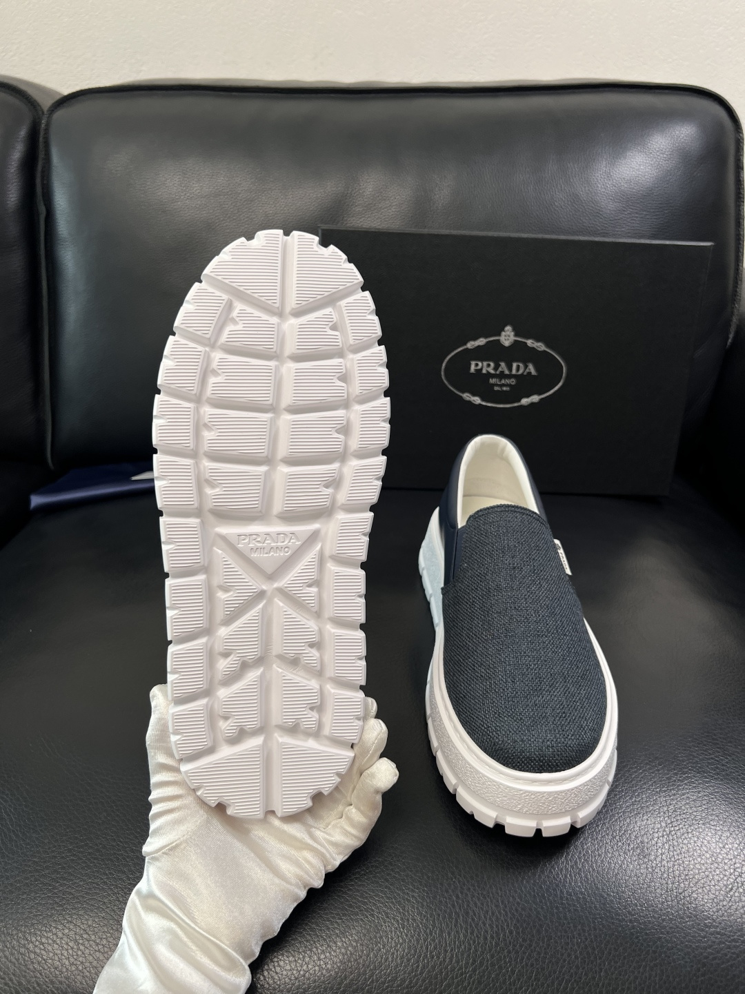 Prada  顶级工艺品，普拉达 专柜同步，原厂配置意大利进口牛皮拼布面料，进口牛皮内里垫，透气舒适，鞋