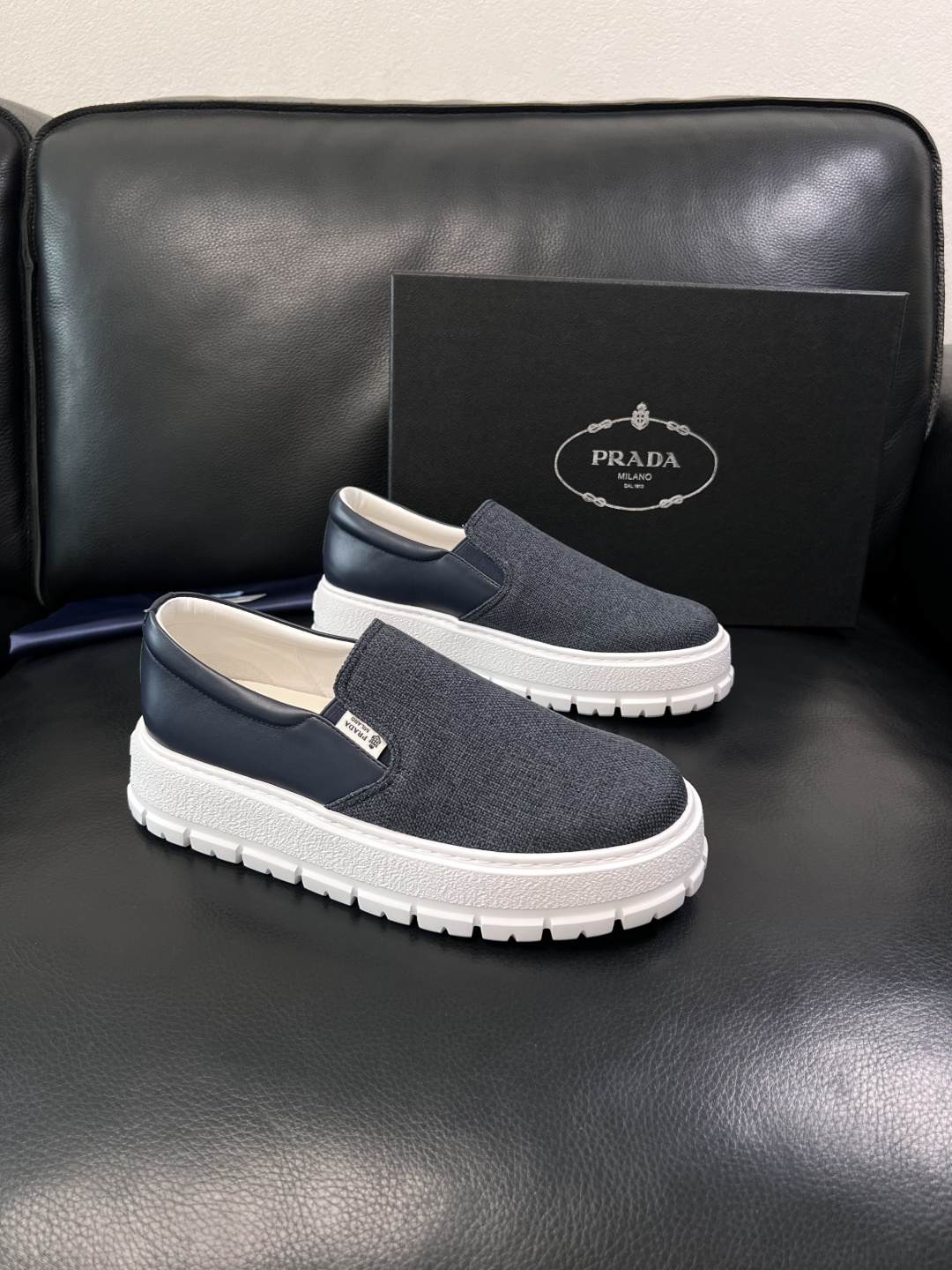 Prada  顶级工艺品，普拉达 专柜同步，原厂配置意大利进口牛皮拼布面料，进口牛皮内里垫，透气舒适，鞋