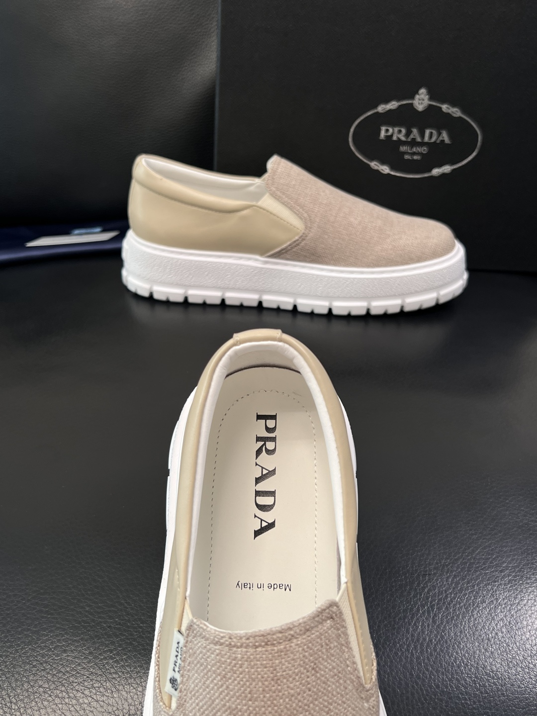Prada  顶级工艺品，普拉达 专柜同步，原厂配置意大利进口牛皮拼布面料，进口牛皮内里垫，透气舒适，鞋