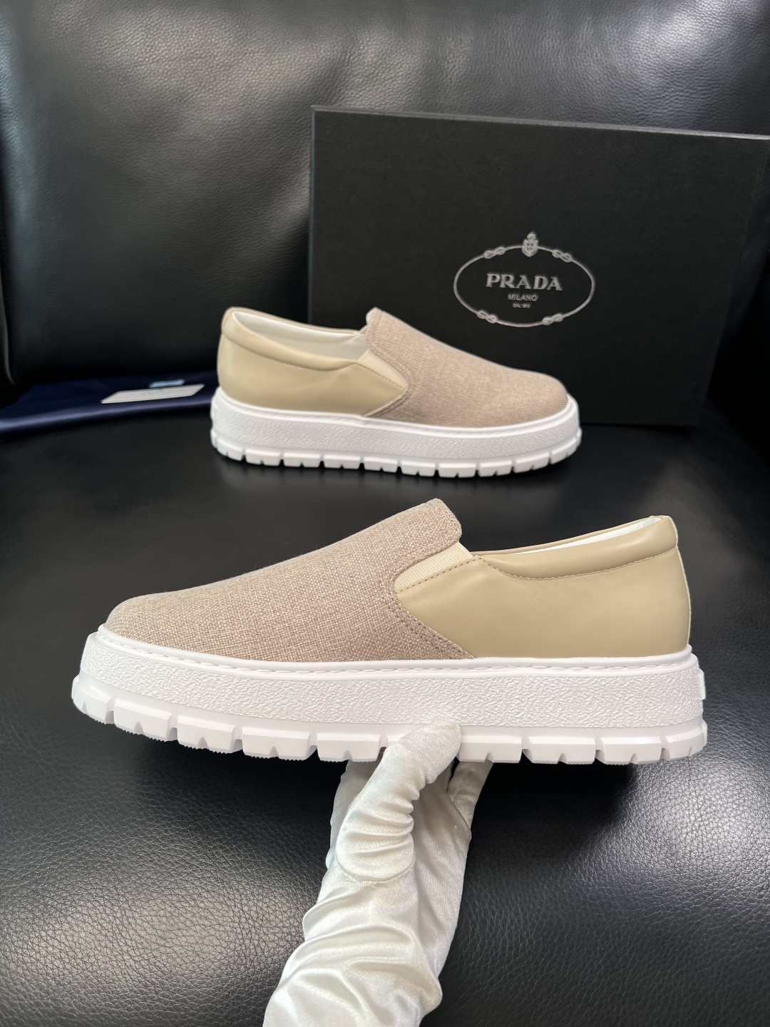 Prada  顶级工艺品，普拉达 专柜同步，原厂配置意大利进口牛皮拼布面料，进口牛皮内里垫，透气舒适，鞋