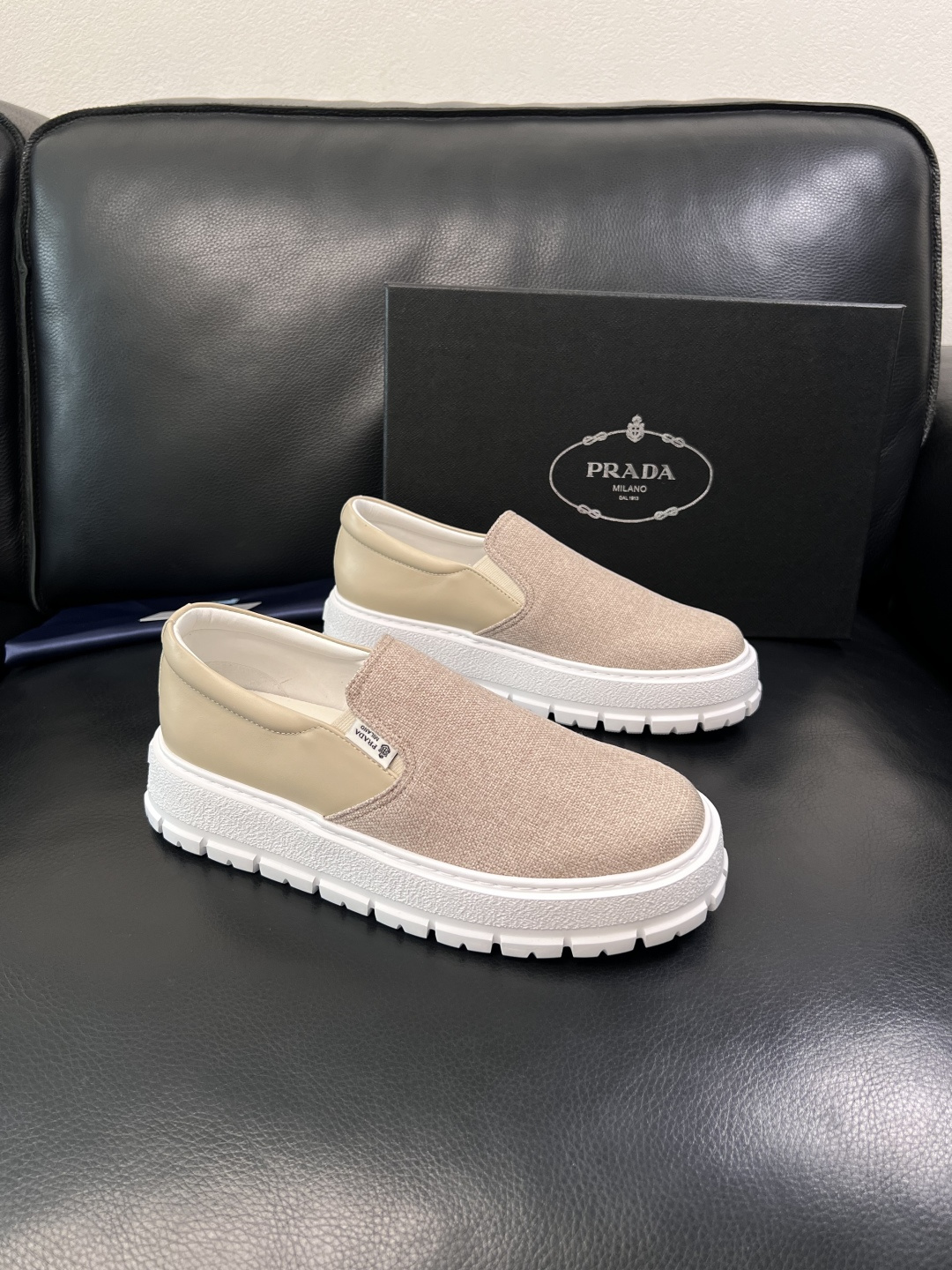 Prada  顶级工艺品，普拉达 专柜同步，原厂配置意大利进口牛皮拼布面料，进口牛皮内里垫，透气舒适，鞋