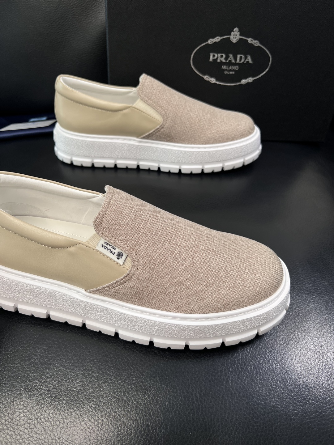 Prada  顶级工艺品，普拉达 专柜同步，原厂配置意大利进口牛皮拼布面料，进口牛皮内里垫，透气舒适，鞋