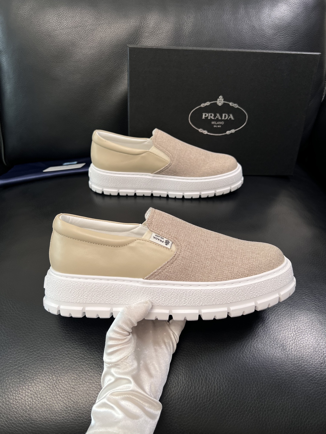 Prada  顶级工艺品，普拉达 专柜同步，原厂配置意大利进口牛皮拼布面料，进口牛皮内里垫，透气舒适，鞋