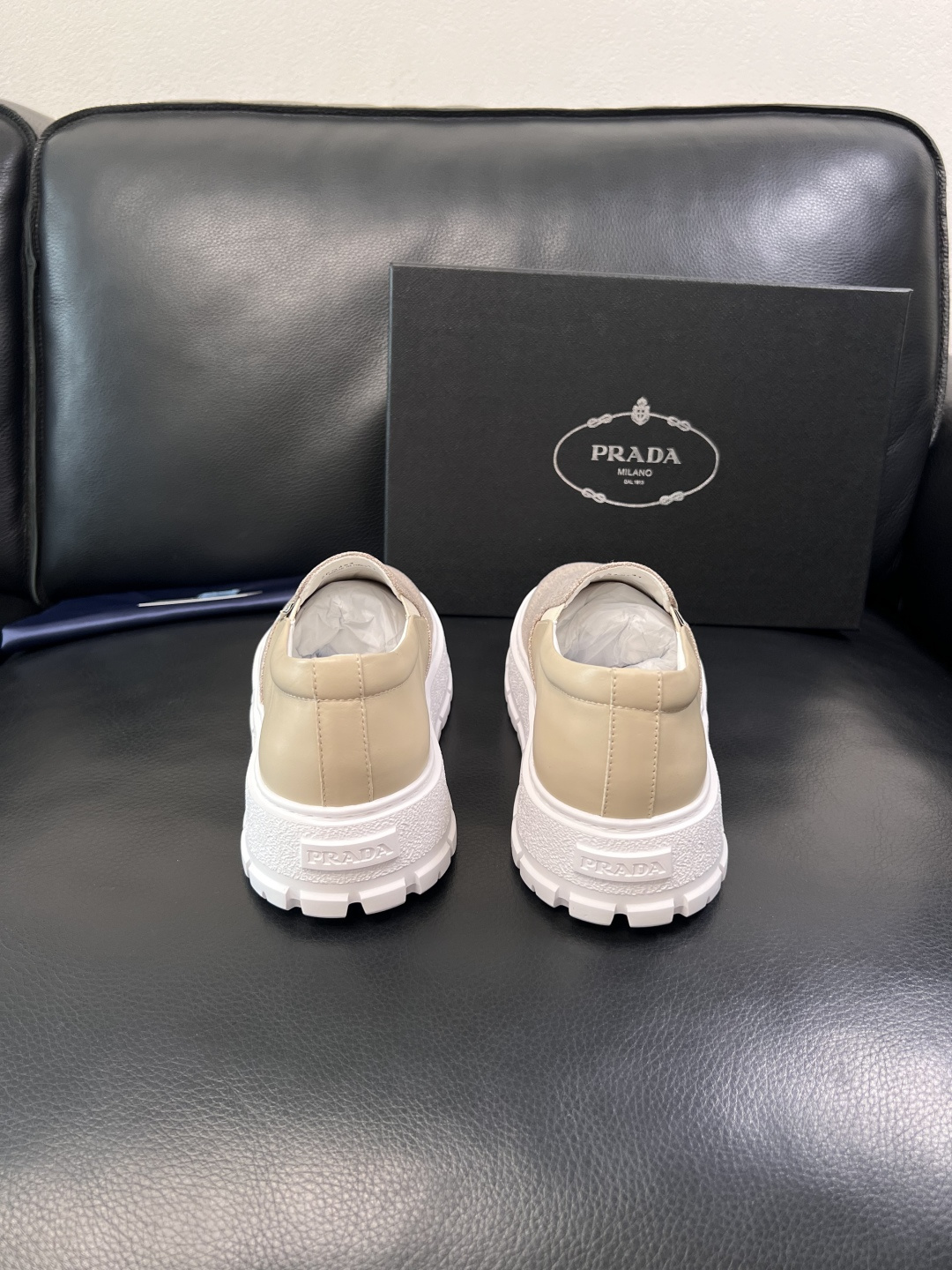 Prada  顶级工艺品，普拉达 专柜同步，原厂配置意大利进口牛皮拼布面料，进口牛皮内里垫，透气舒适，鞋