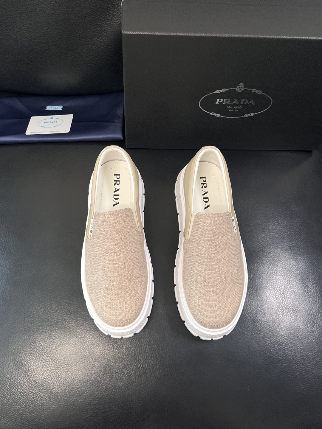 Prada  顶级工艺品，普拉达 专柜同步，原厂配置意大利进口牛皮拼布面料，进口牛皮内里垫，透气舒适，鞋