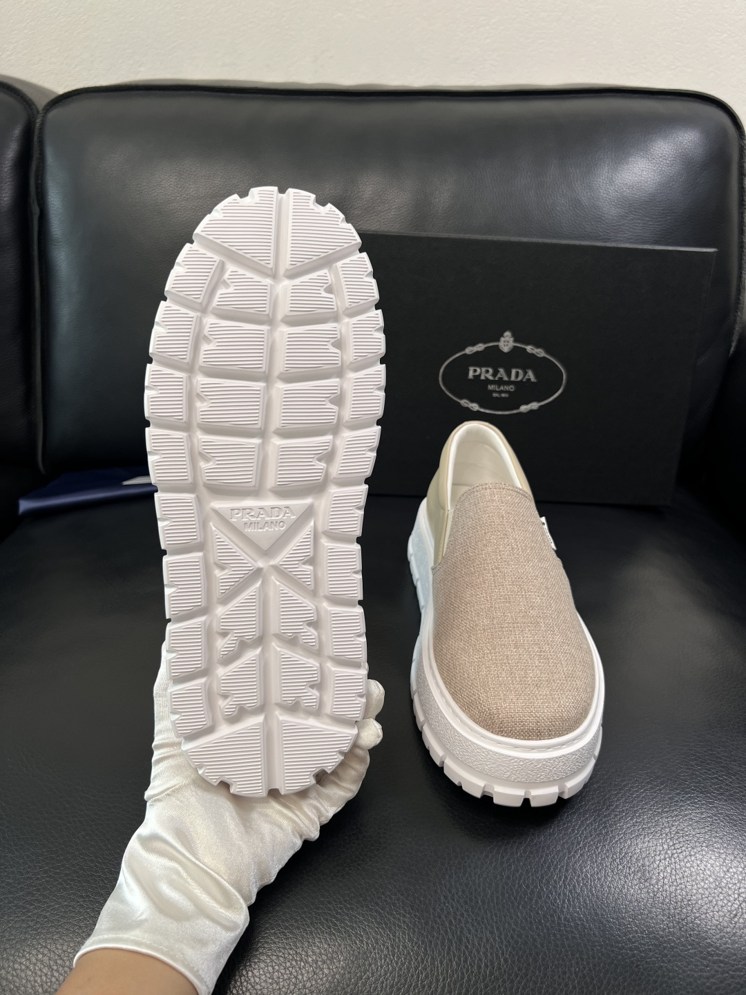Prada  顶级工艺品，普拉达 专柜同步，原厂配置意大利进口牛皮拼布面料，进口牛皮内里垫，透气舒适，鞋