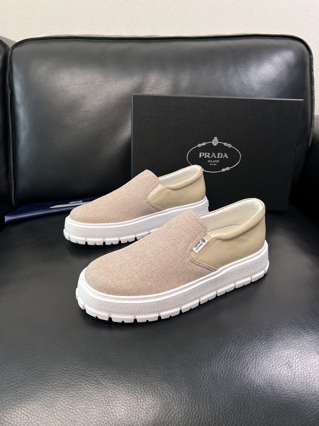 Prada  顶级工艺品，普拉达 专柜同步，原厂配置意大利进口牛皮拼布面料，进口牛皮内里垫，透气舒适，鞋