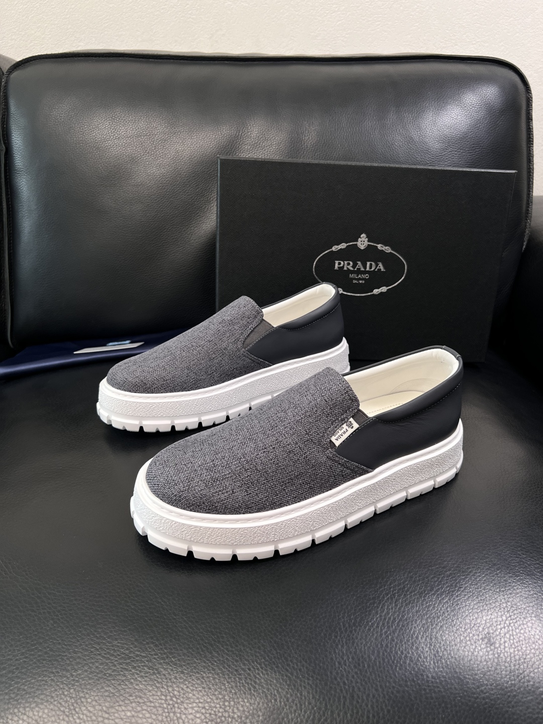 Prada  顶级工艺品，普拉达 专柜同步，原厂配置意大利进口牛皮拼布面料，进口牛皮内里垫，透气舒适，鞋