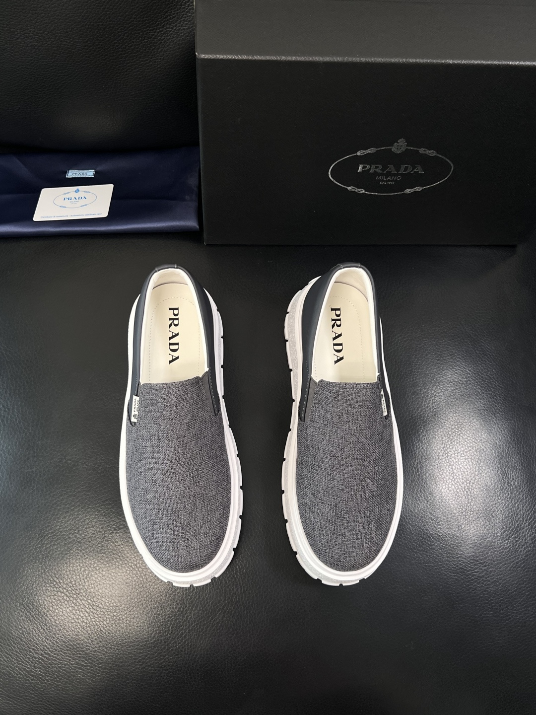 Prada  顶级工艺品，普拉达 专柜同步，原厂配置意大利进口牛皮拼布面料，进口牛皮内里垫，透气舒适，鞋