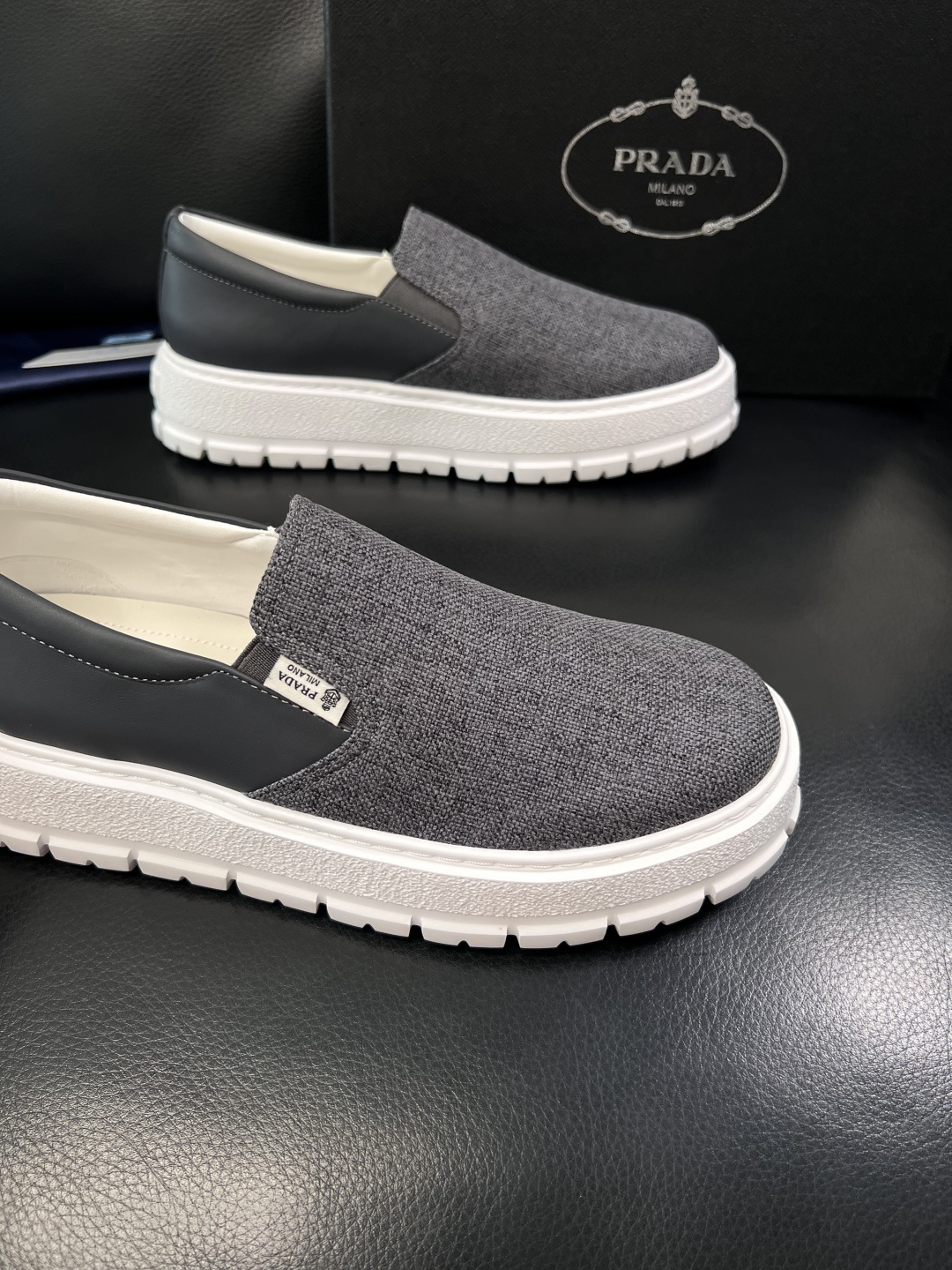 Prada  顶级工艺品，普拉达 专柜同步，原厂配置意大利进口牛皮拼布面料，进口牛皮内里垫，透气舒适，鞋