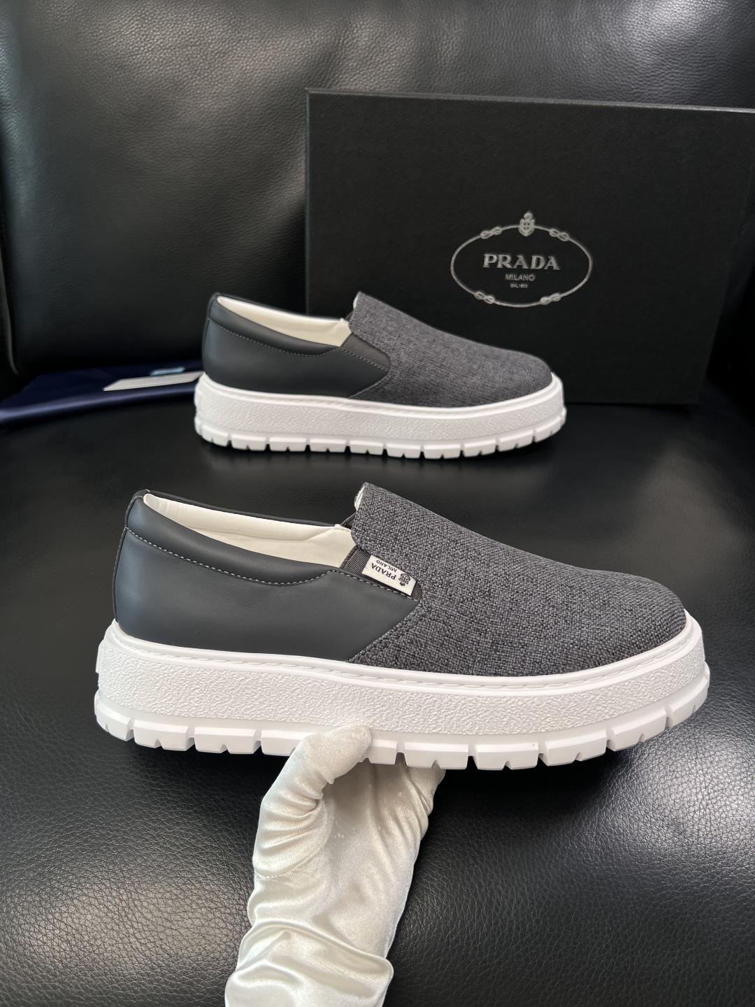 Prada  顶级工艺品，普拉达 专柜同步，原厂配置意大利进口牛皮拼布面料，进口牛皮内里垫，透气舒适，鞋