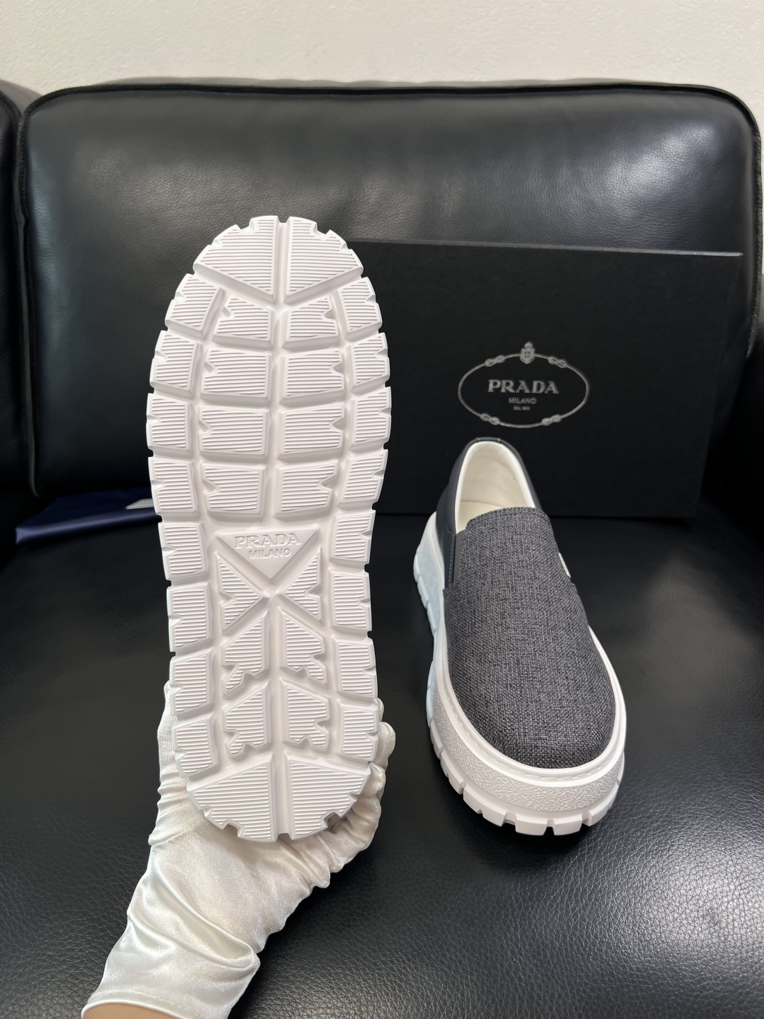 Prada  顶级工艺品，普拉达 专柜同步，原厂配置意大利进口牛皮拼布面料，进口牛皮内里垫，透气舒适，鞋