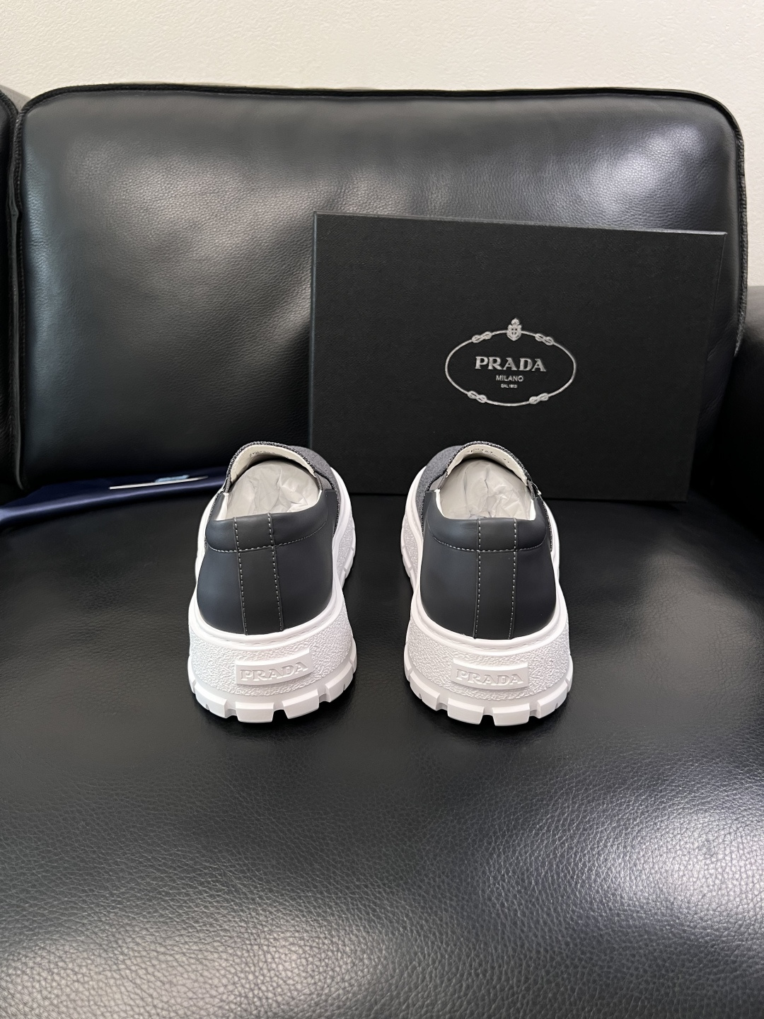 Prada  顶级工艺品，普拉达 专柜同步，原厂配置意大利进口牛皮拼布面料，进口牛皮内里垫，透气舒适，鞋