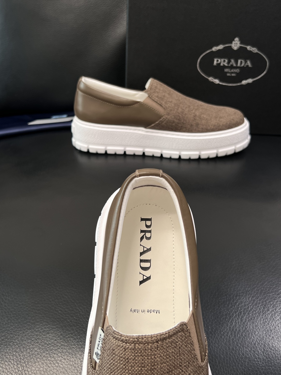 Prada  顶级工艺品，普拉达 专柜同步，原厂配置意大利进口牛皮拼布面料，进口牛皮内里垫，透气舒适，鞋