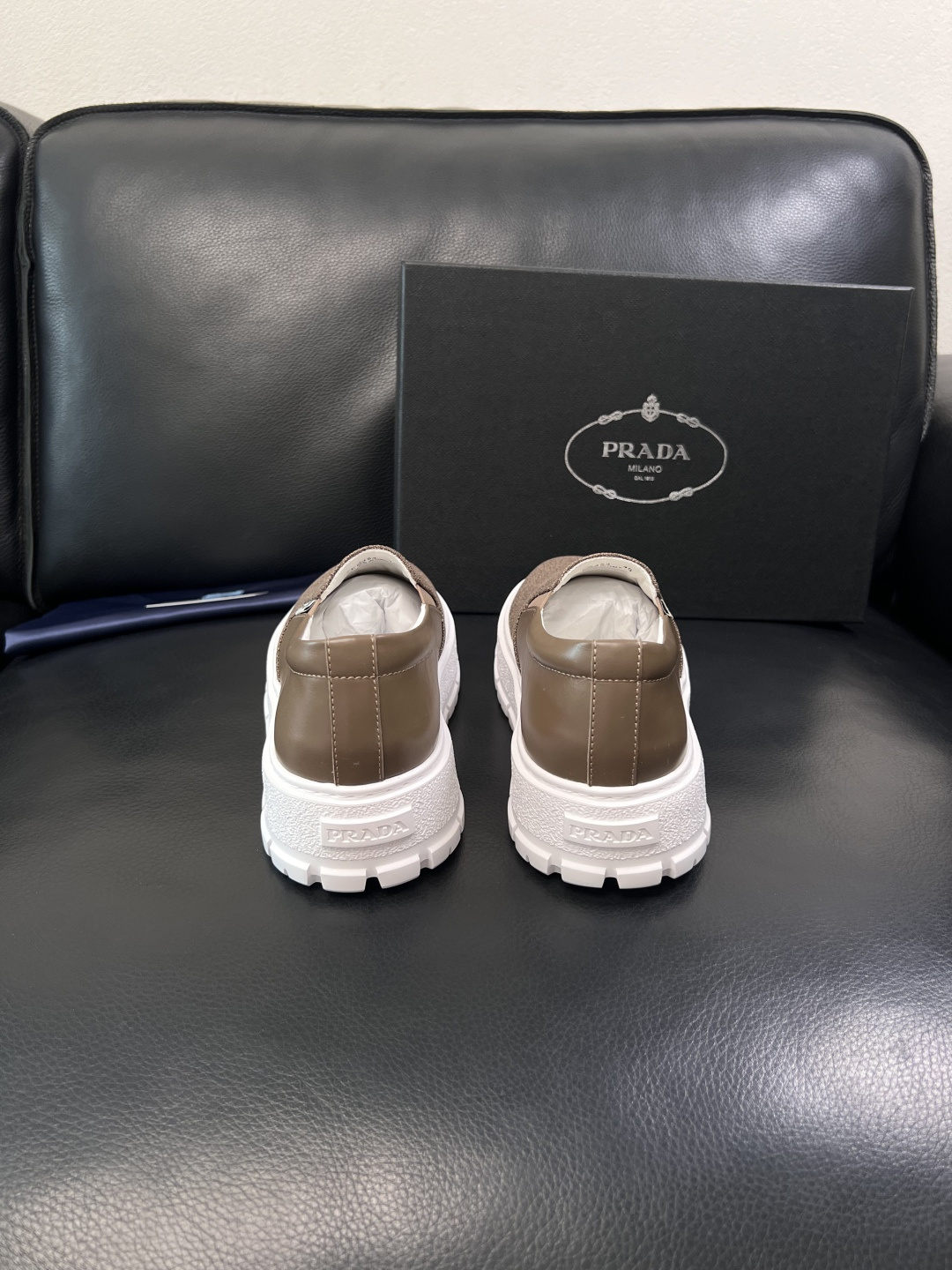 Prada  顶级工艺品，普拉达 专柜同步，原厂配置意大利进口牛皮拼布面料，进口牛皮内里垫，透气舒适，鞋